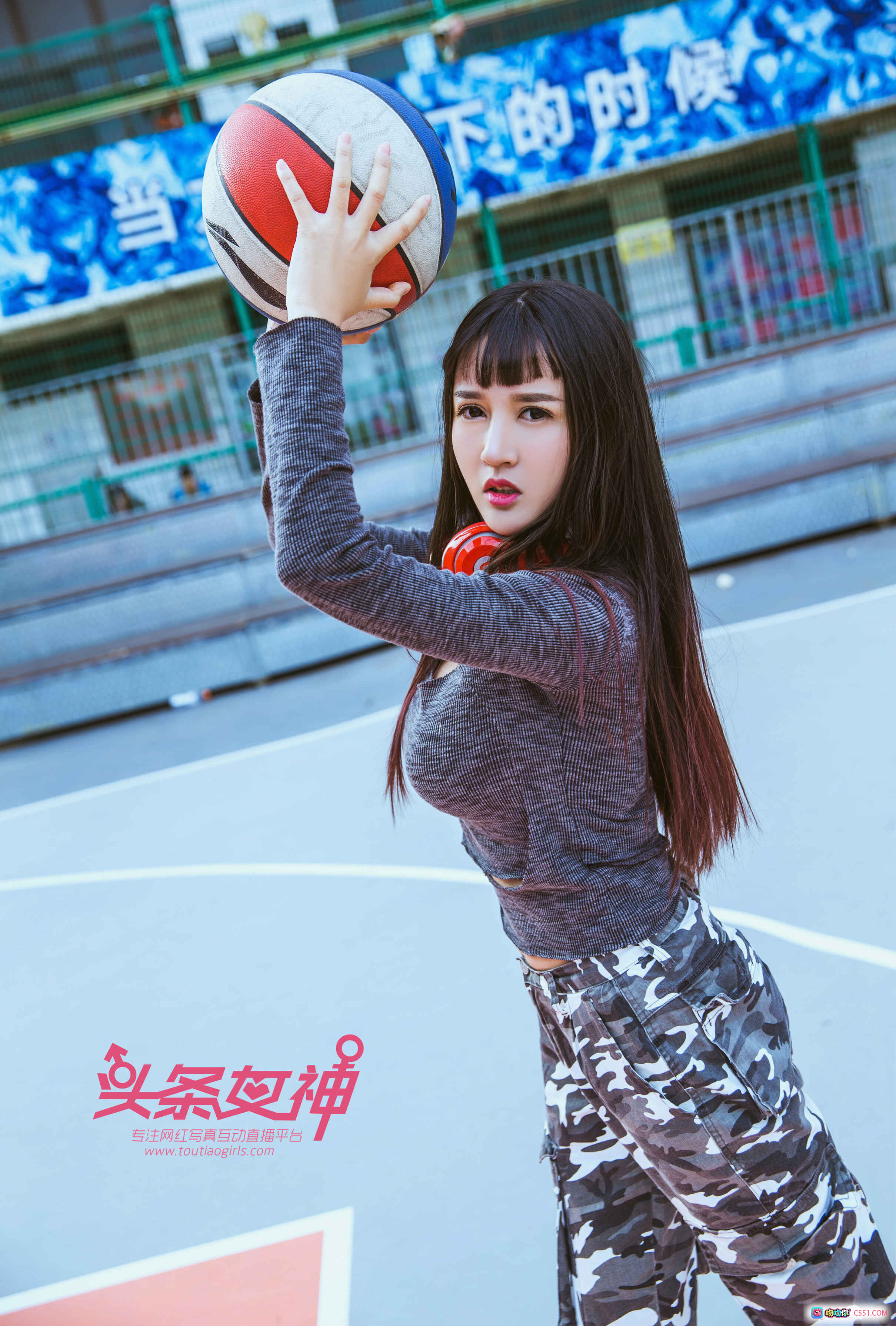图片[4] - 头条女神大晗篮球场写真：长发齐刘海+迷彩裤+白色外套+红蓝篮球+户外运动风性感美拍 - 就要吻