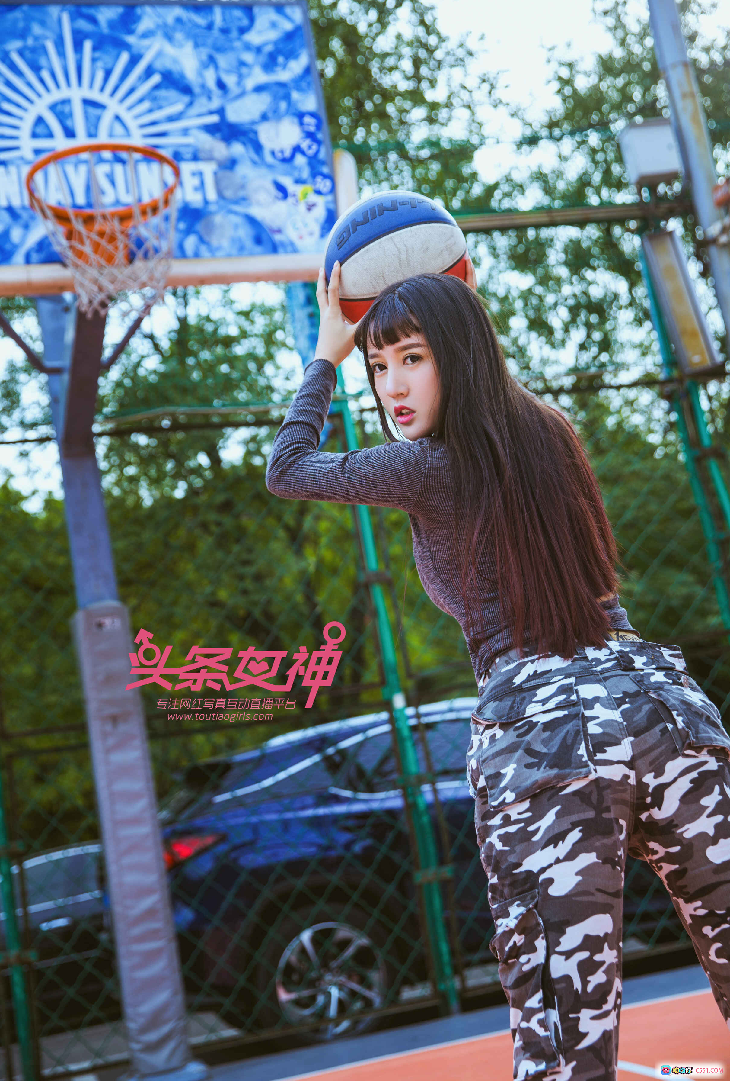 图片[3] - 头条女神大晗篮球场写真：长发齐刘海+迷彩裤+白色外套+红蓝篮球+户外运动风性感美拍 - 就要吻