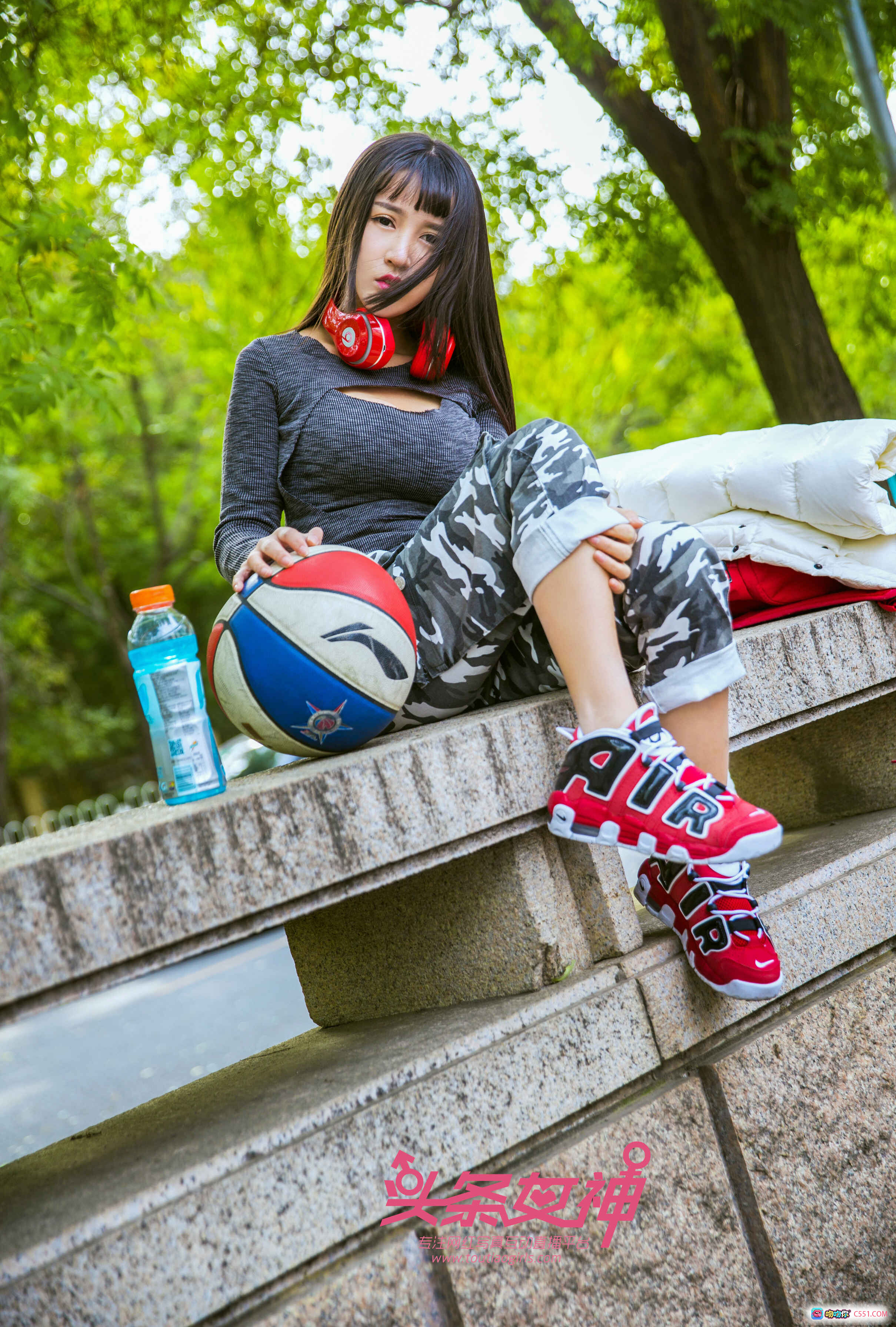 图片[8] - 头条女神大晗篮球场写真：长发齐刘海+迷彩裤+白色外套+红蓝篮球+户外运动风性感美拍 - 就要吻