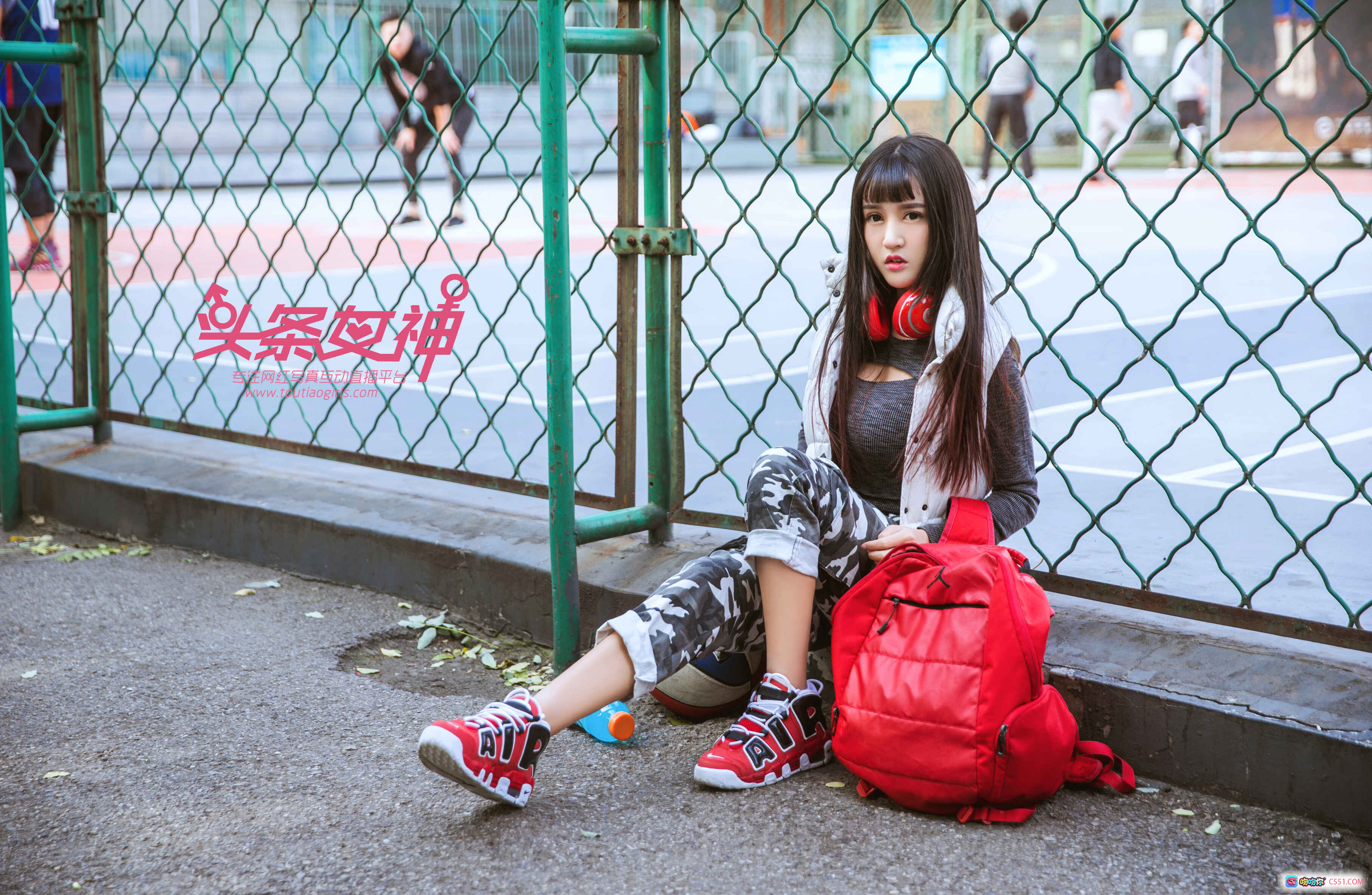 图片[2] - 头条女神大晗篮球场写真：长发齐刘海+迷彩裤+白色外套+红蓝篮球+户外运动风性感美拍 - 就要吻