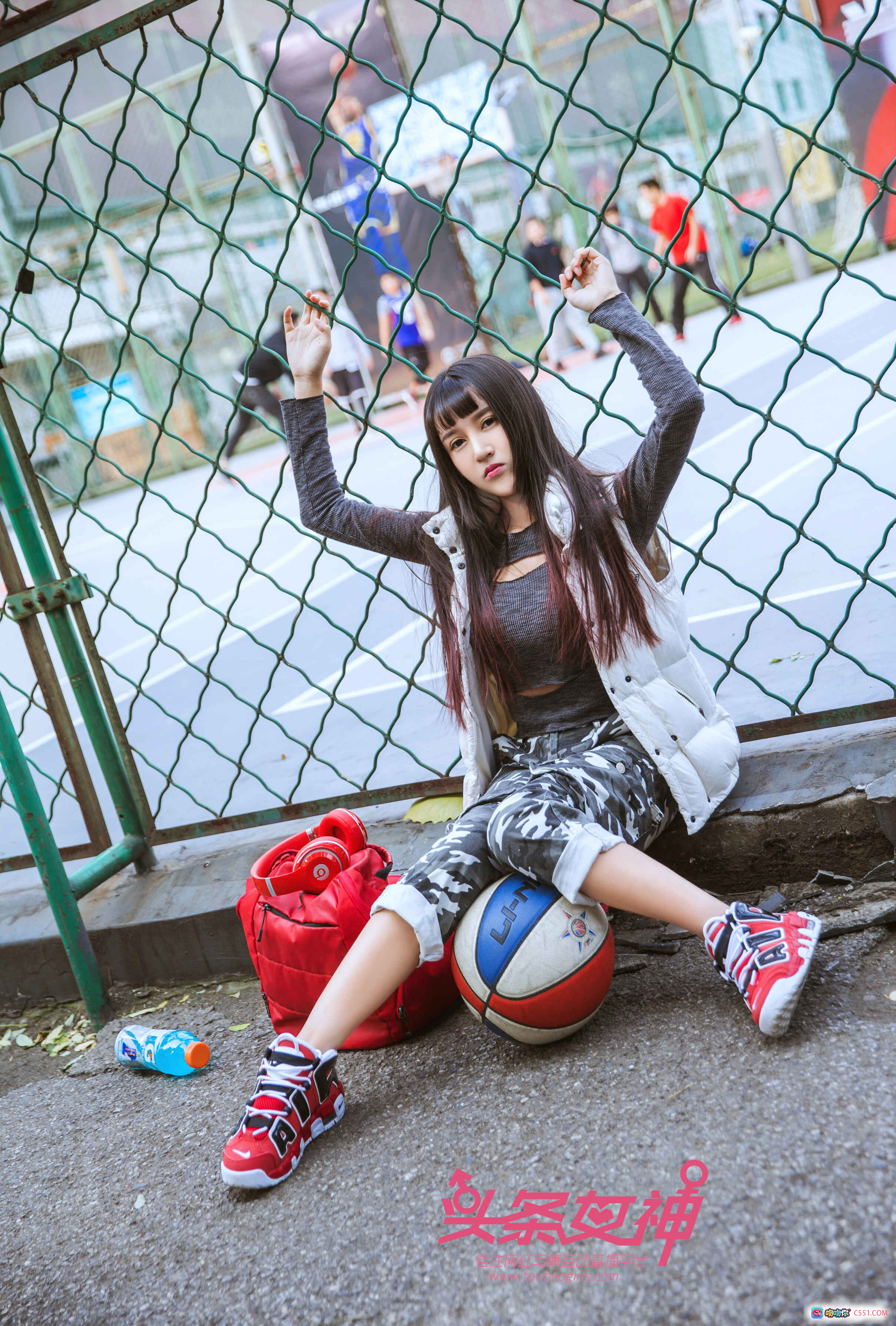 图片[7] - 头条女神大晗篮球场写真：长发齐刘海+迷彩裤+白色外套+红蓝篮球+户外运动风性感美拍 - 就要吻