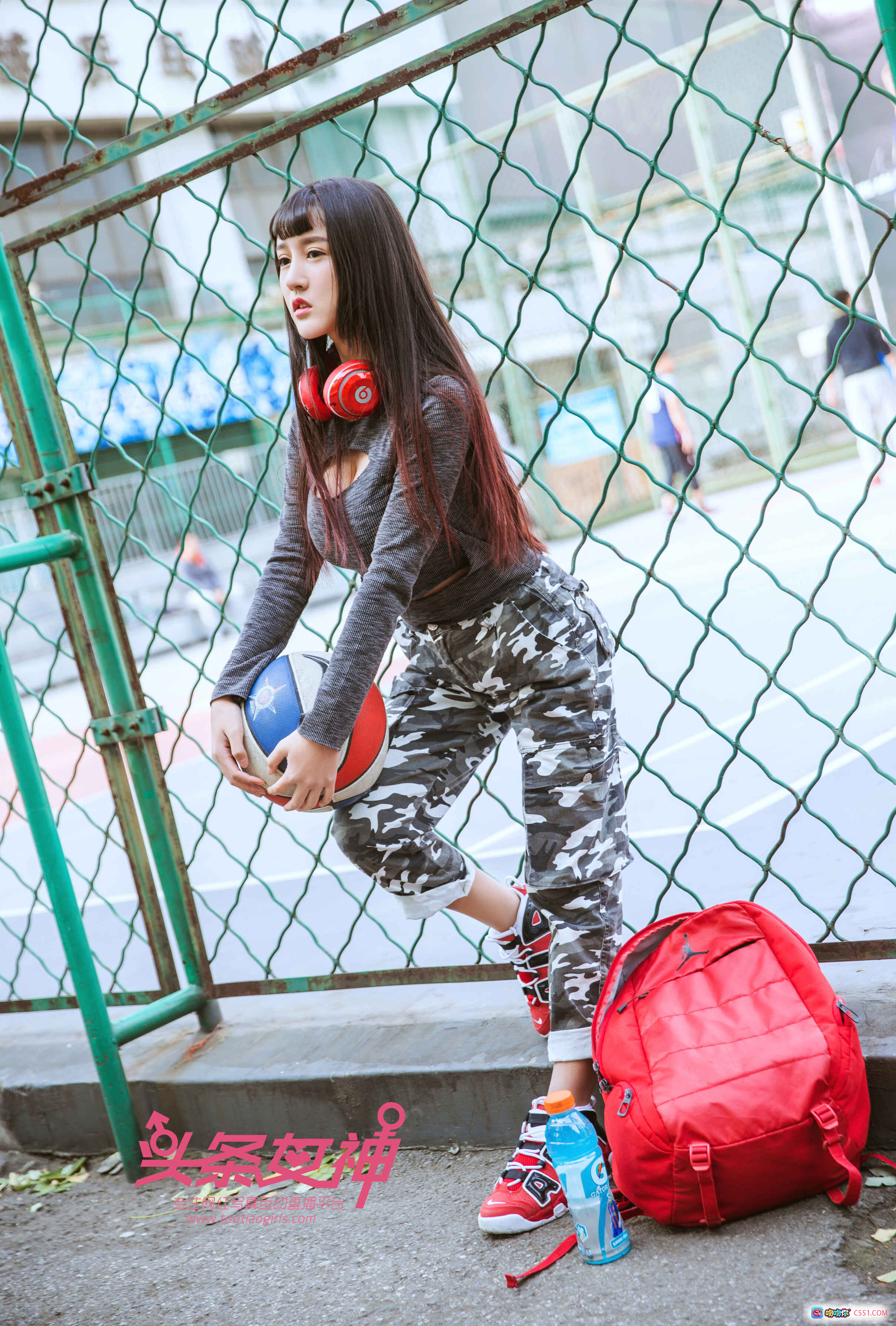 图片[6] - 头条女神大晗篮球场写真：长发齐刘海+迷彩裤+白色外套+红蓝篮球+户外运动风性感美拍 - 就要吻
