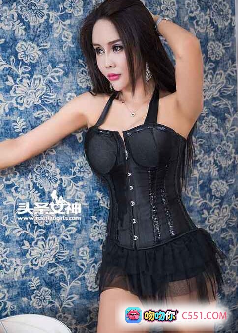 头条女神轩伊2017黑蕾丝马甲内衣写真 乳沟美胸诱惑 蓝花背景性感私房照 - 就要吻