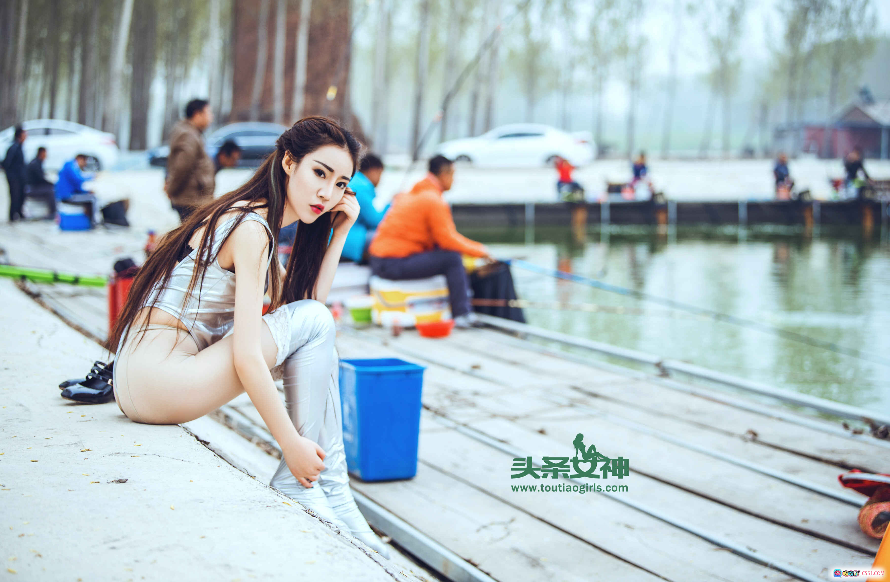 图片[2] - 樊安妮银色紧身衣户外写真 | 头条女神2017精选美图 | 白色长靴性感坐姿自然风光背景 - 就要吻