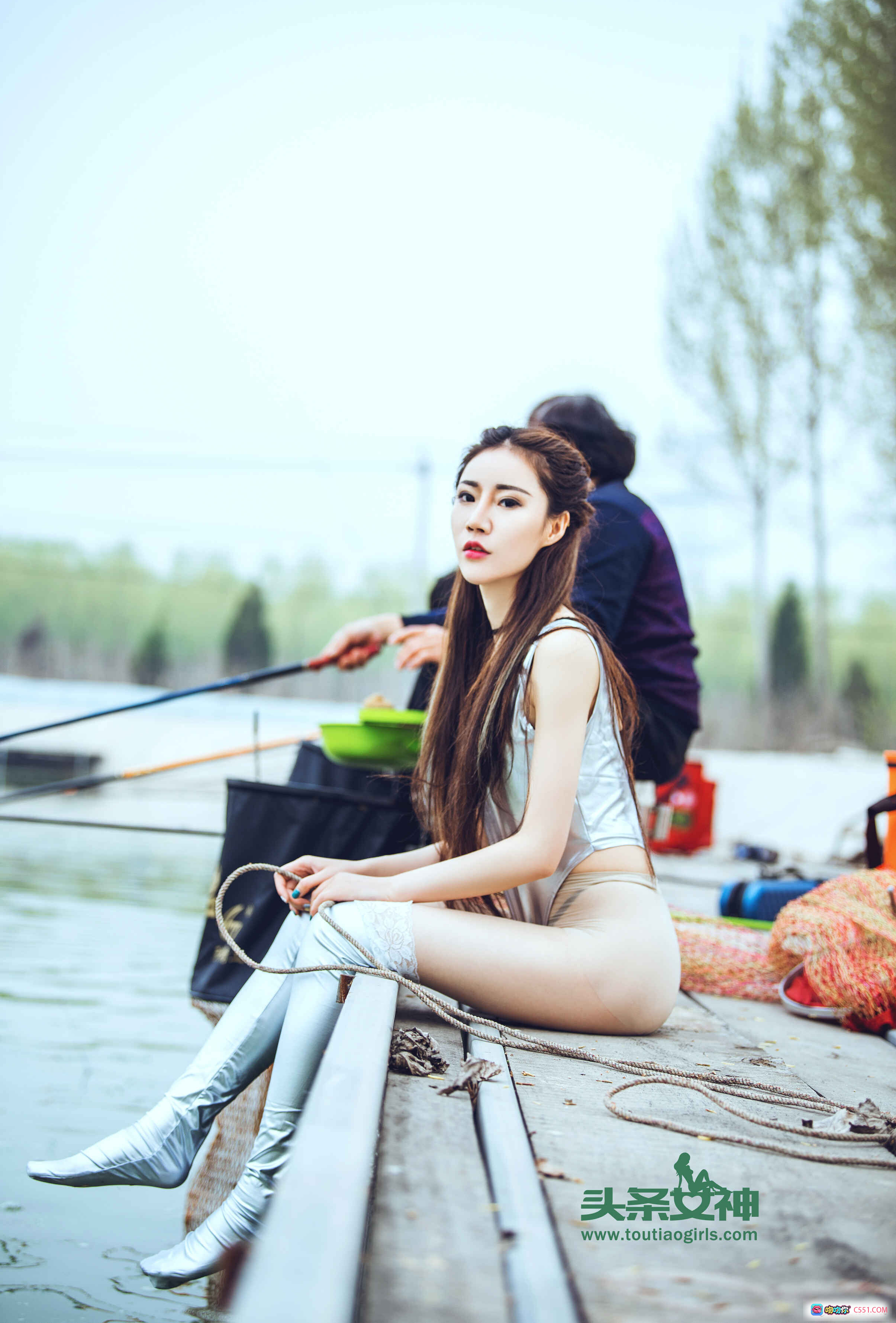 图片[5] - 樊安妮银色紧身衣户外写真 | 头条女神2017精选美图 | 白色长靴性感坐姿自然风光背景 - 就要吻