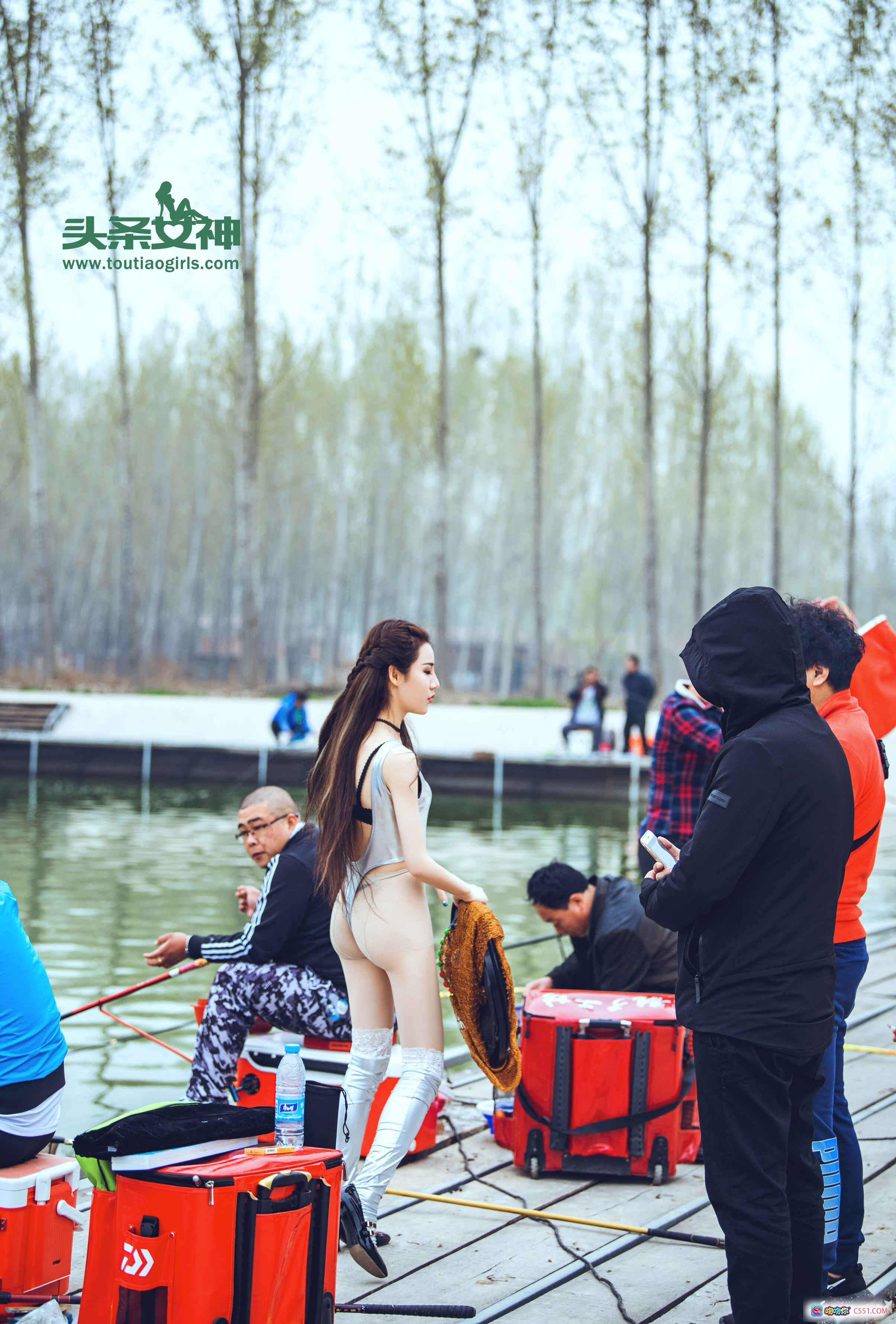 图片[4] - 樊安妮银色紧身衣户外写真 | 头条女神2017精选美图 | 白色长靴性感坐姿自然风光背景 - 就要吻