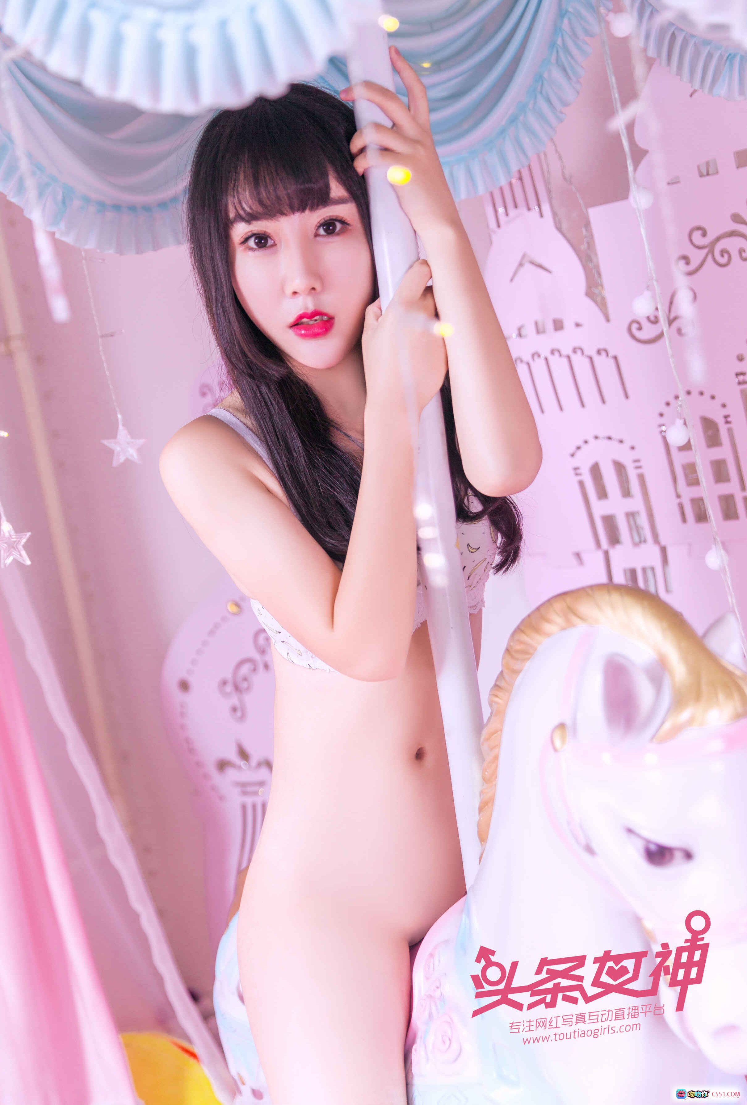 图片[8] - 头条女神笑笑粉色少女风写真 旋转木马主题 甜美内衣搭配毛绒玩具 2017年9月18日高清26P - 就要吻