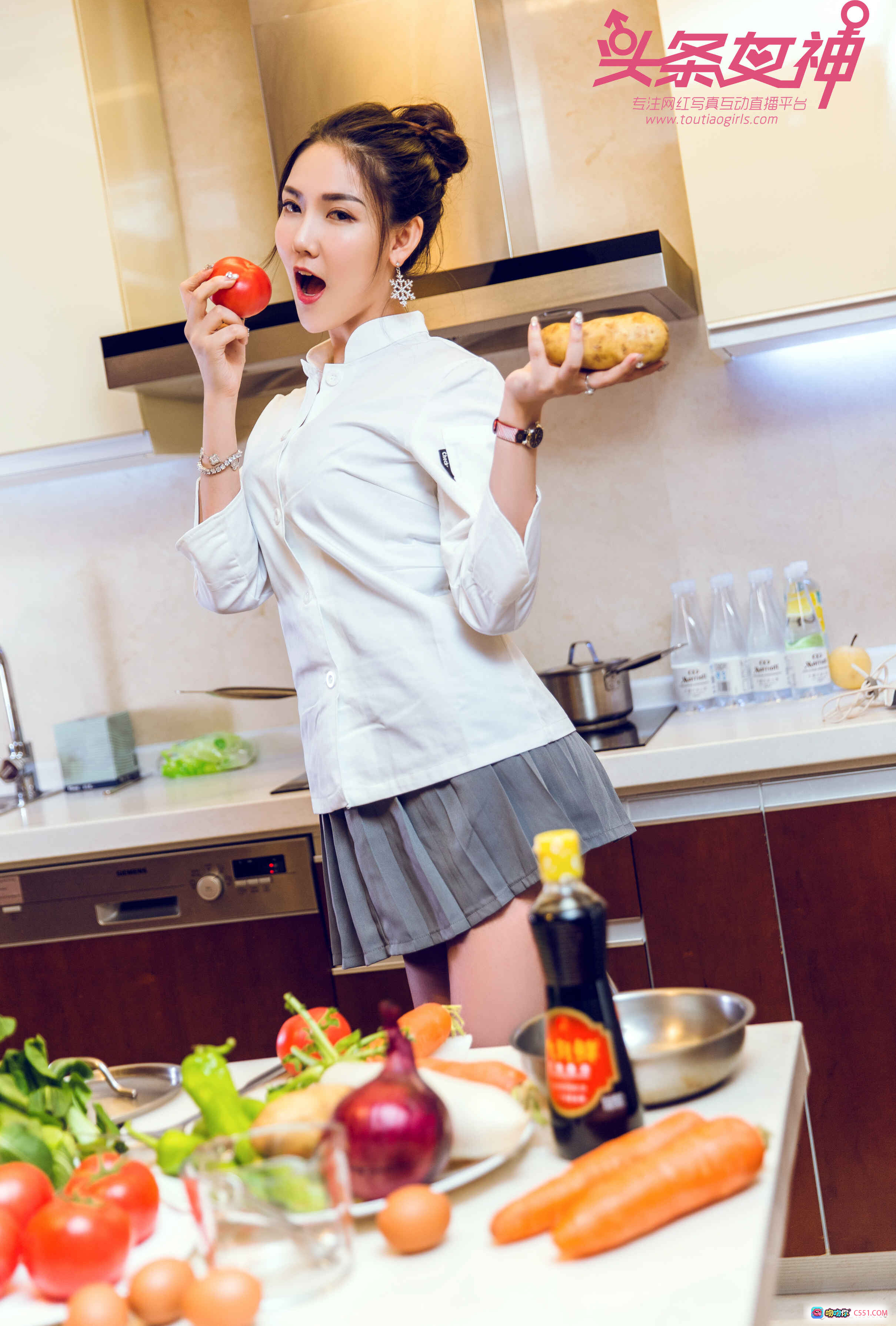 图片[10] - 头条女神冯雪娇厨房写真：白衬衫短裙高跟美腿持菜摆拍性感厨娘2018高清图集 - 就要吻