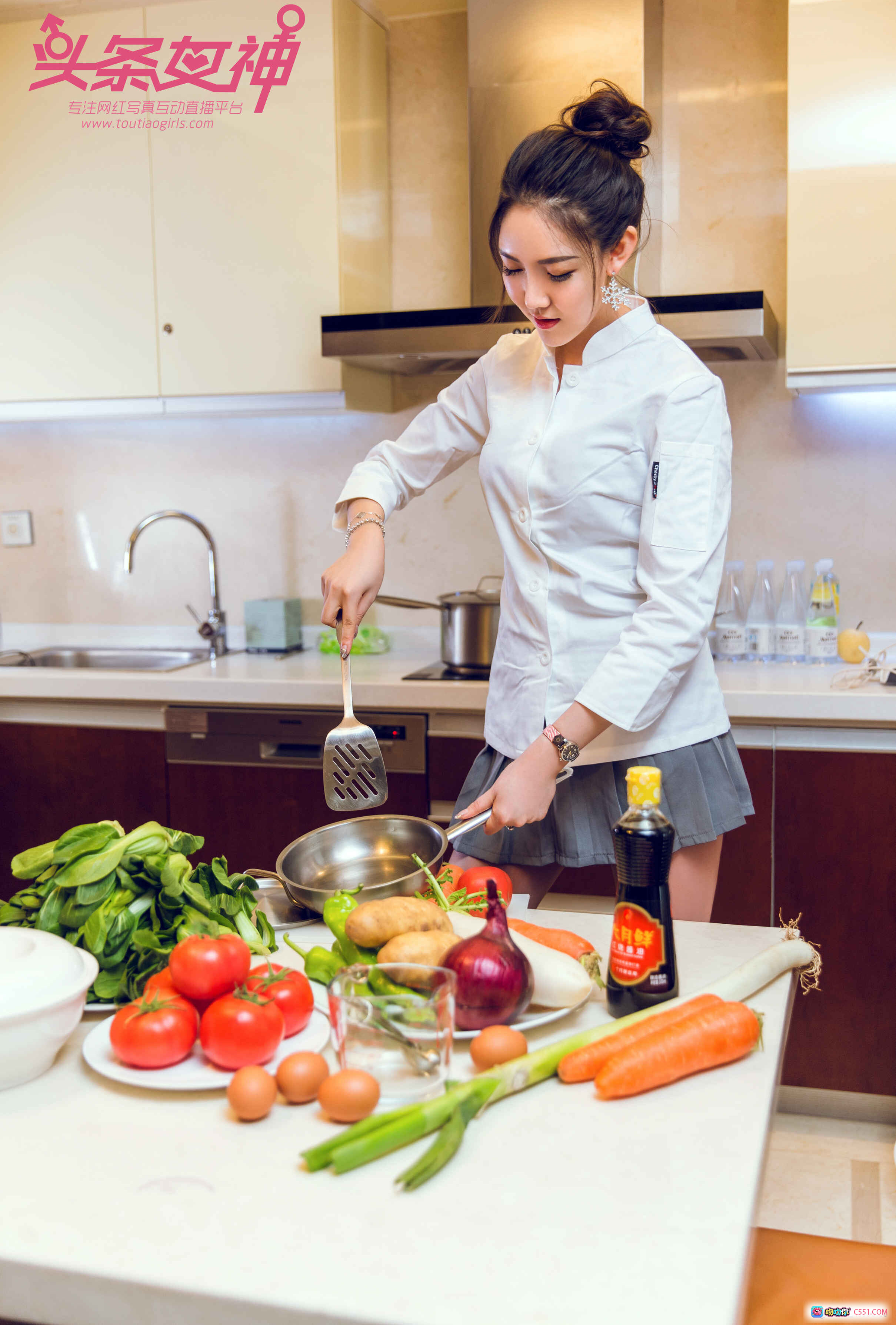 图片[3] - 头条女神冯雪娇厨房写真：白衬衫短裙高跟美腿持菜摆拍性感厨娘2018高清图集 - 就要吻
