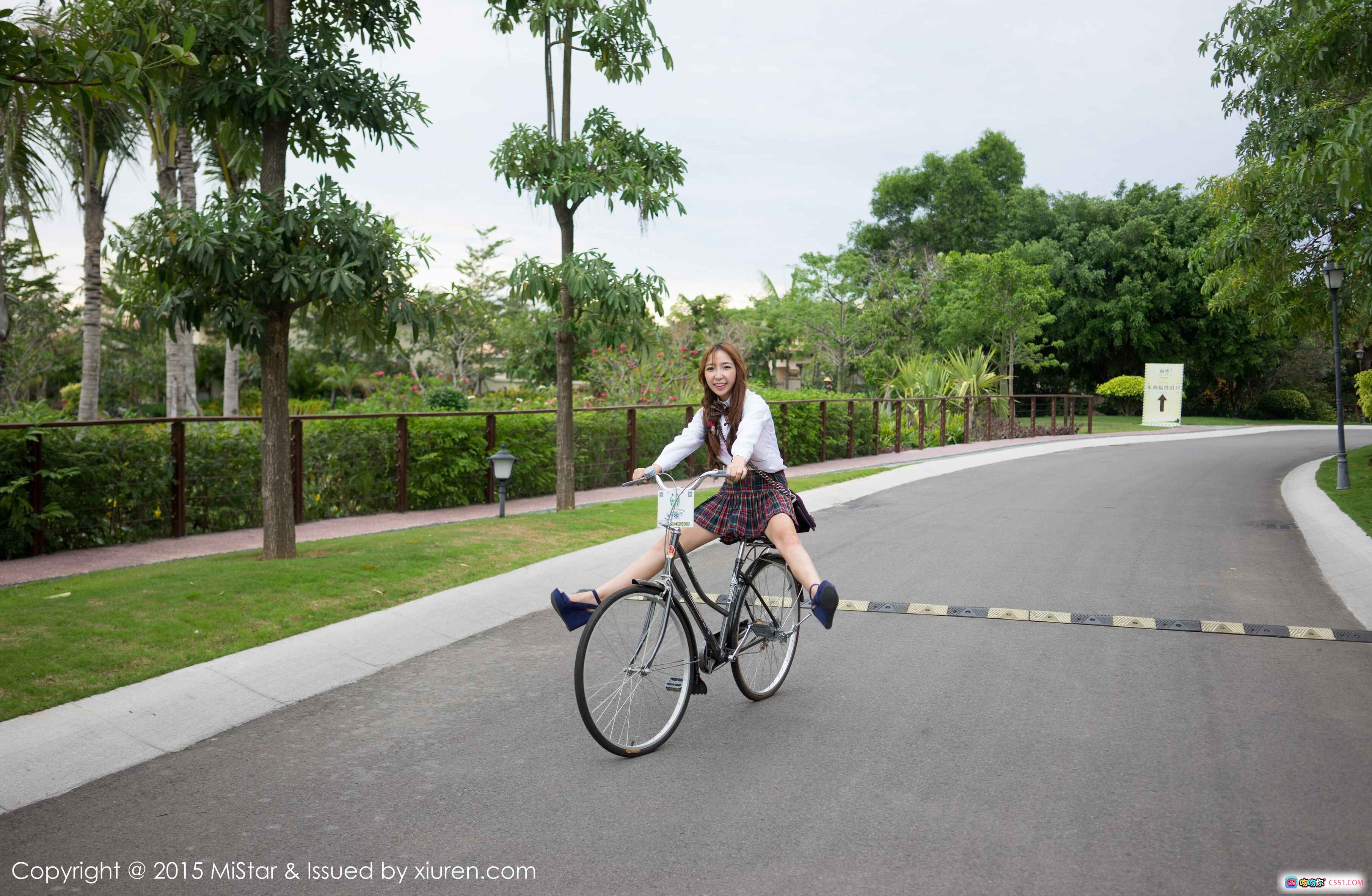 图片[8] - 黄歆苑蓝色花卉比基尼写真 | MiStar 2015 VOL.017 窗边性感坐姿美拍 - 就要吻