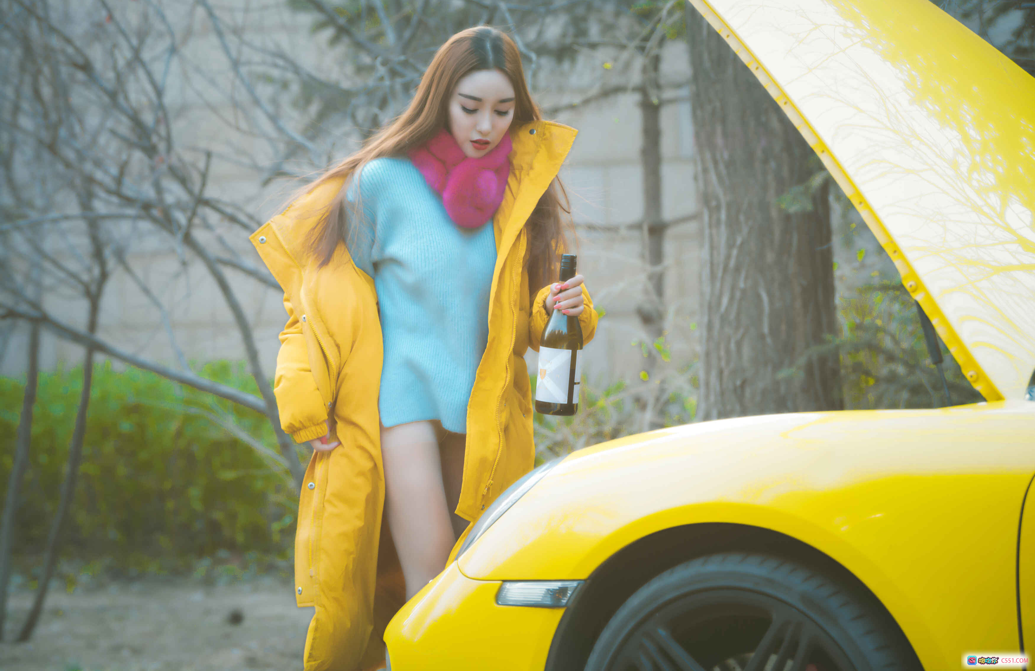 图片[9] - 韩夏汐黄色羽绒服街拍写真 极致露出时尚造型 车旁优雅姿态 冬日街头潮流风 - 就要吻