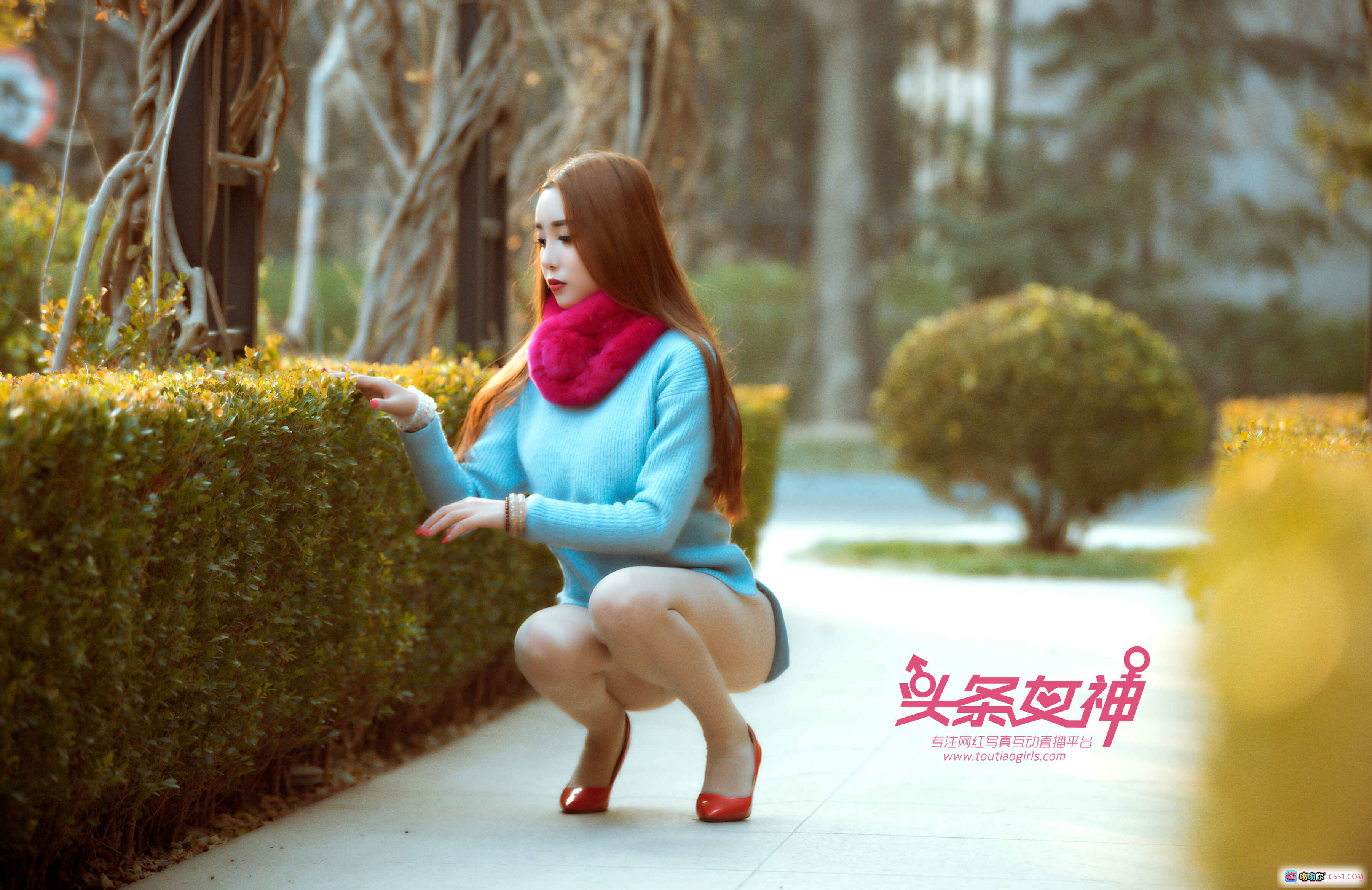 图片[4] - 韩夏汐黄色羽绒服街拍写真 极致露出时尚造型 车旁优雅姿态 冬日街头潮流风 - 就要吻