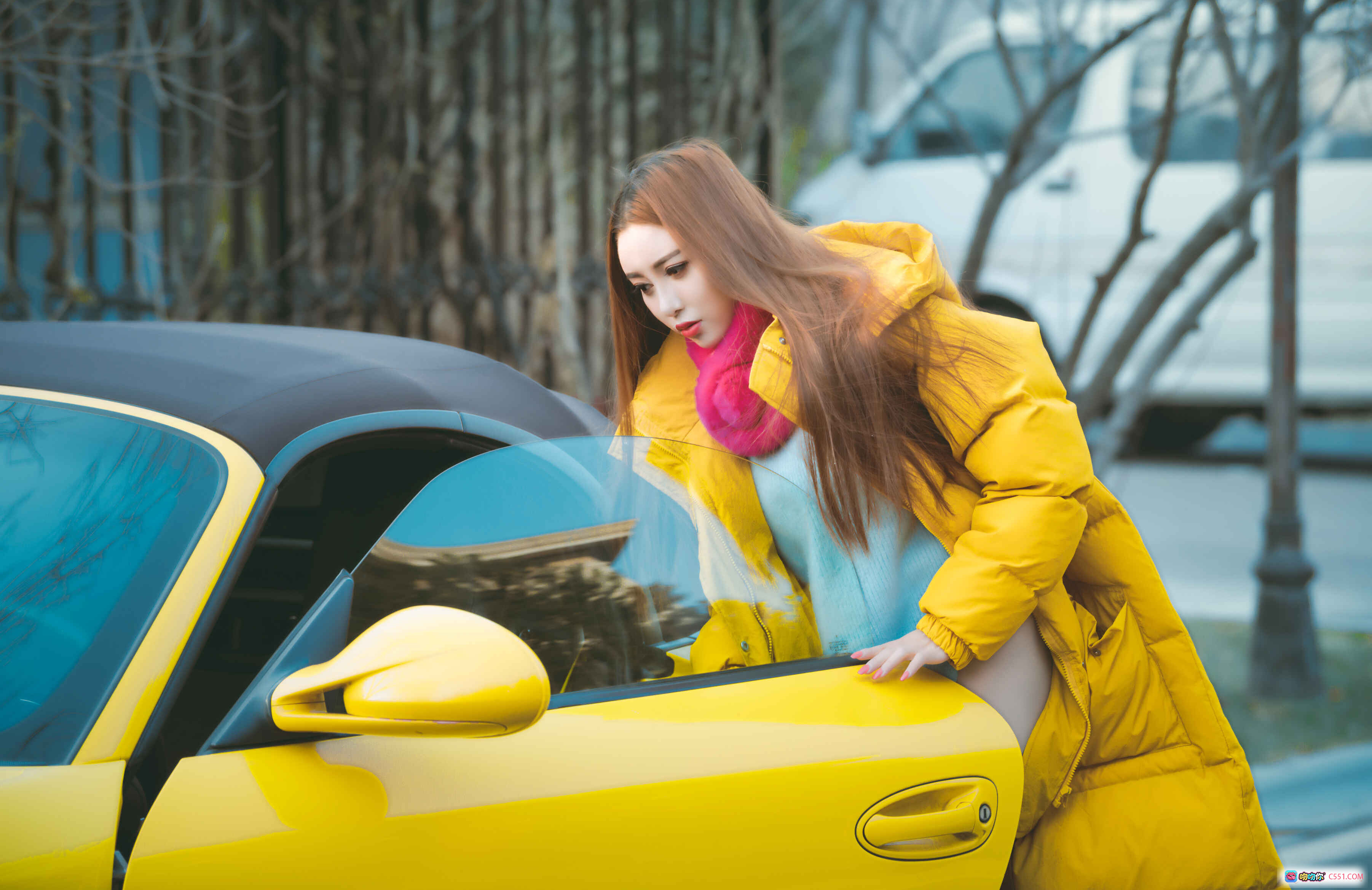 韩夏汐黄色羽绒服街拍写真 极致露出时尚造型 车旁优雅姿态 冬日街头潮流风 - 就要吻