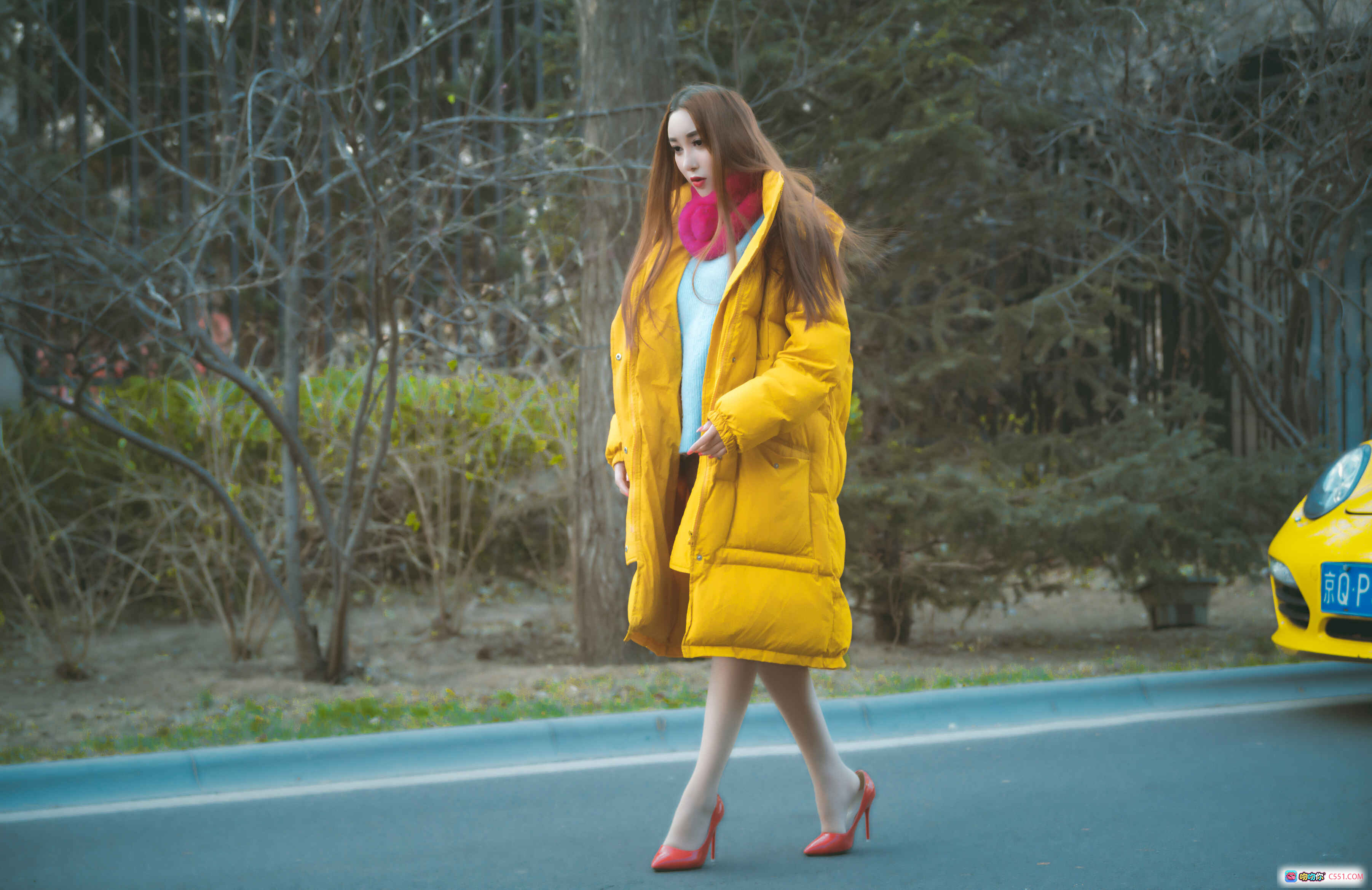 图片[6] - 韩夏汐黄色羽绒服街拍写真 极致露出时尚造型 车旁优雅姿态 冬日街头潮流风 - 就要吻