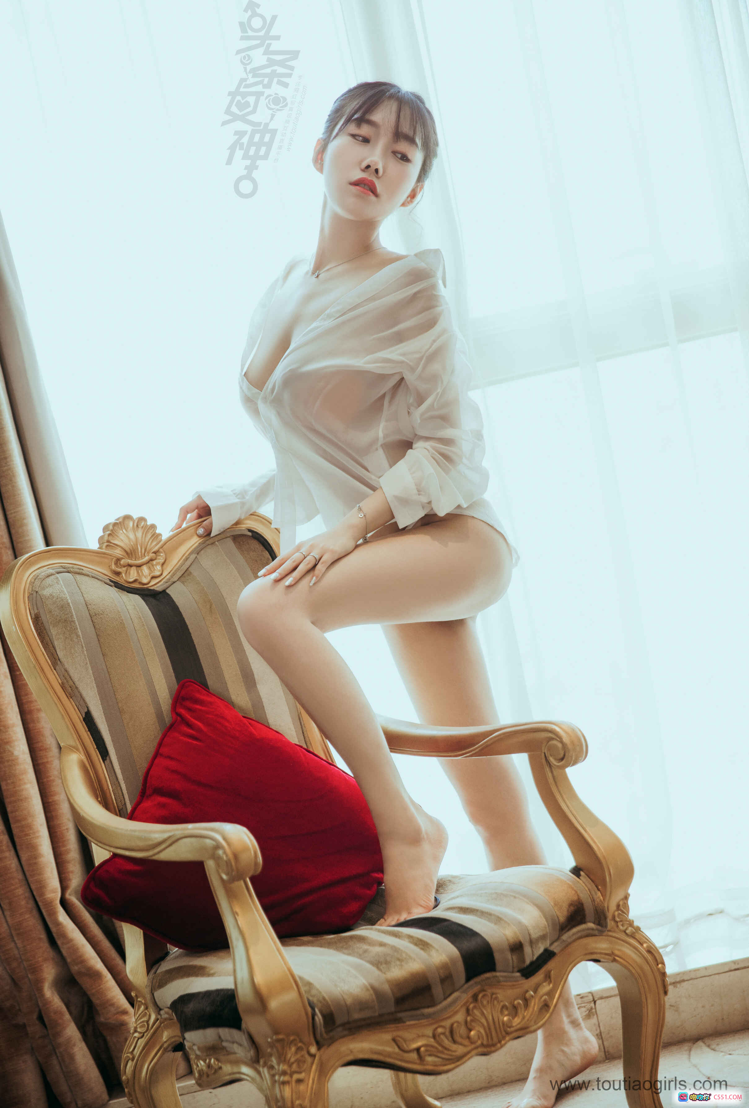 图片[7] - 豆蔻花颜陈亦菲性感写真｜白色露肩上衣+内衣诱惑｜优雅室内花酒场景｜TouTiao头条女神2018精选美图 - 就要吻