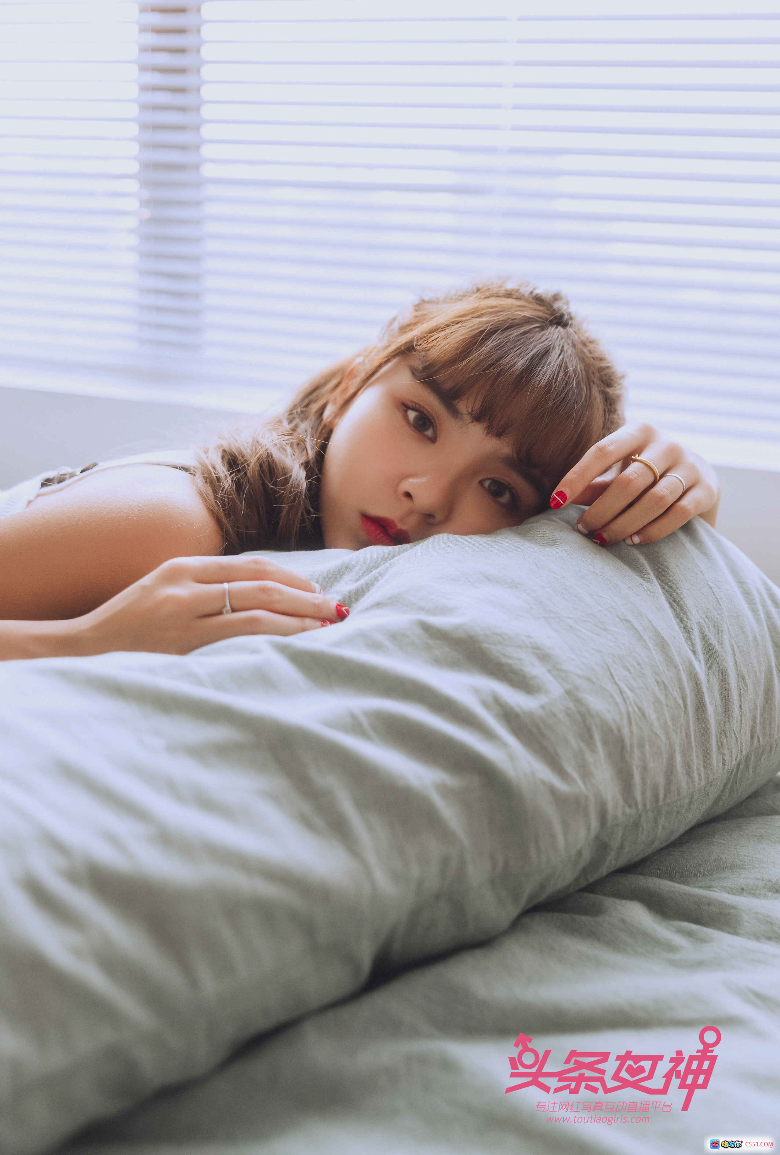 图片[5] - 头条女神扬清新居家写真 | 白色浴袍少女洗衣机旁甜美凝视 | 2018年1月22日17P高清图集 - 就要吻