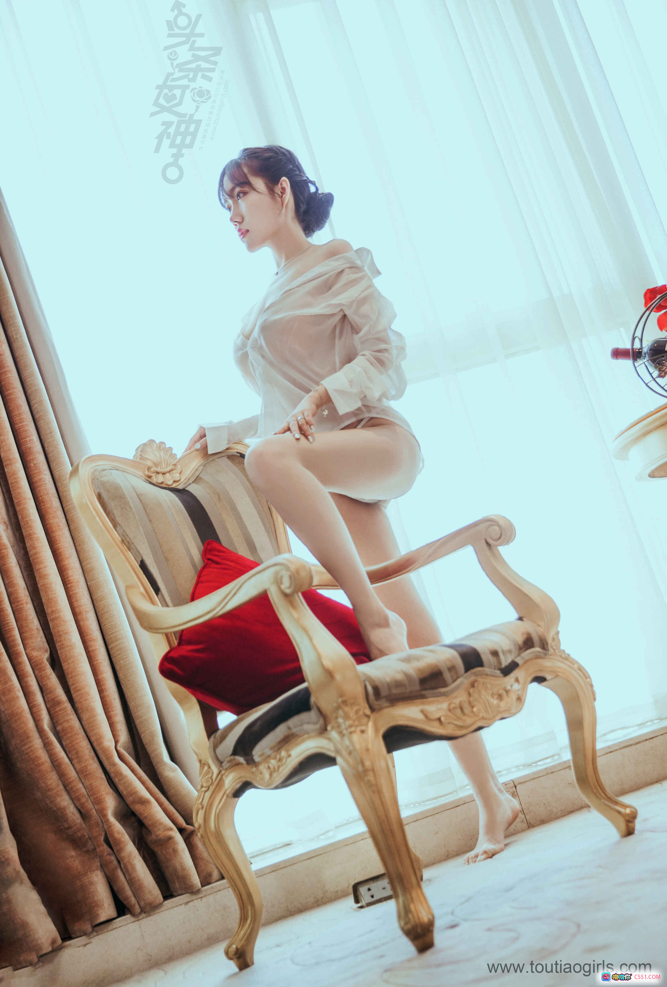 图片[10] - 头条女神陈亦菲优雅写真｜白色透视衬衫+美腿玉足｜奢华宫廷风室内摄影｜高清57P无视频 - 就要吻