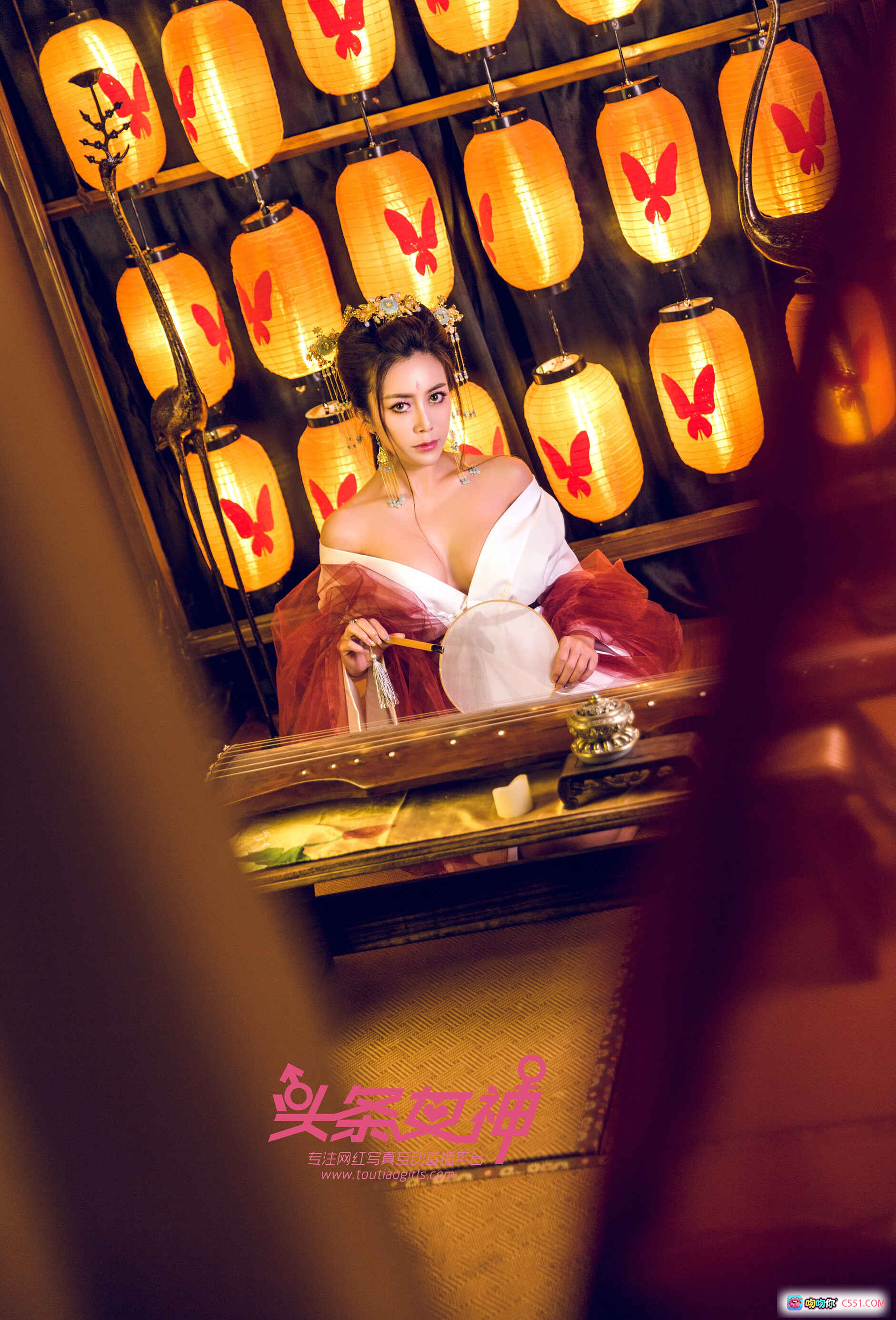 图片[6] - 头条女神萱宸古风写真：当代女帝造型，汉服古筝演奏，红纱白袍配灯笼背景，典雅东方美学大片 - 就要吻