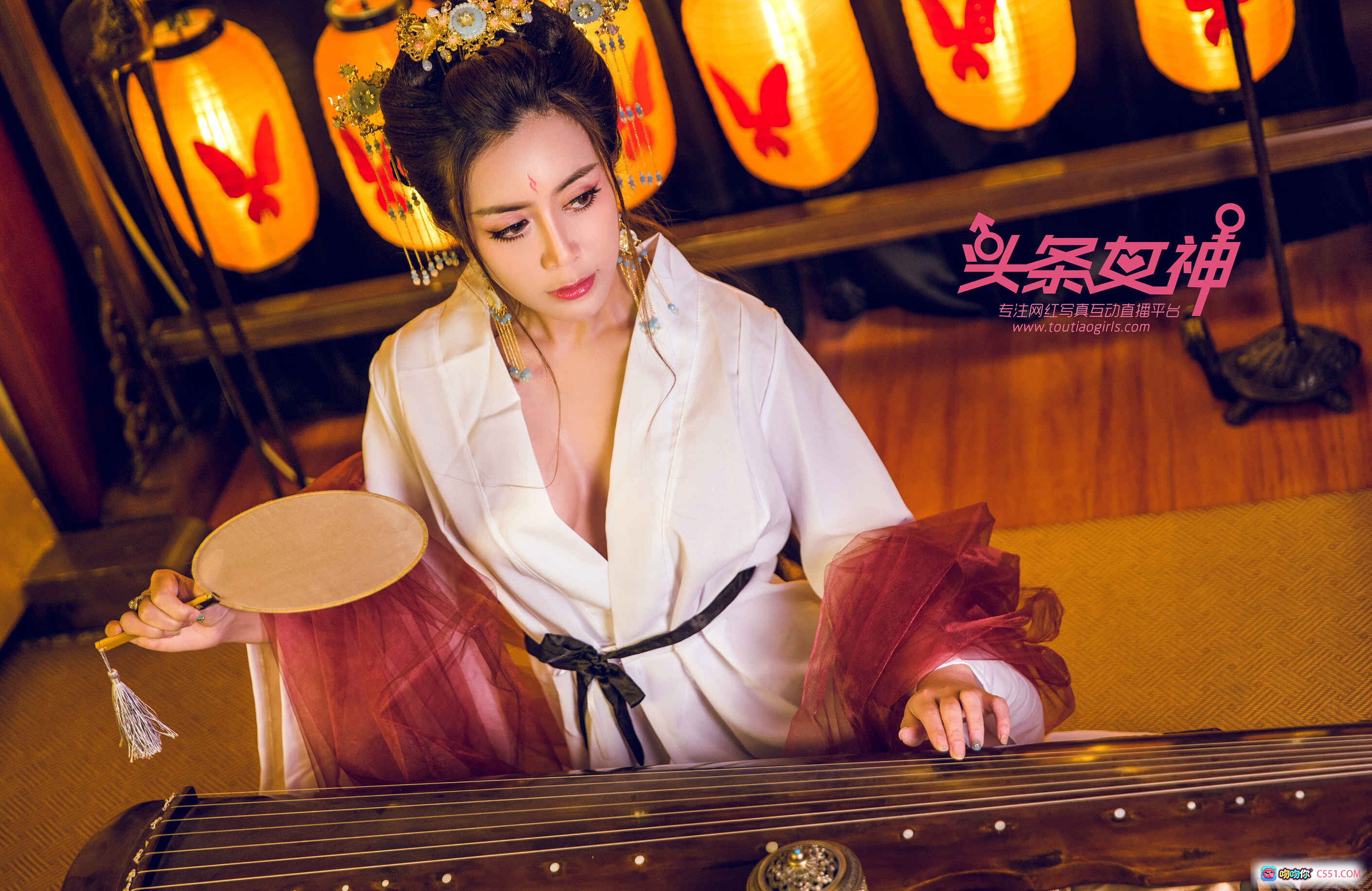头条女神萱宸古风写真：当代女帝造型，汉服古筝演奏，红纱白袍配灯笼背景，典雅东方美学大片 - 就要吻