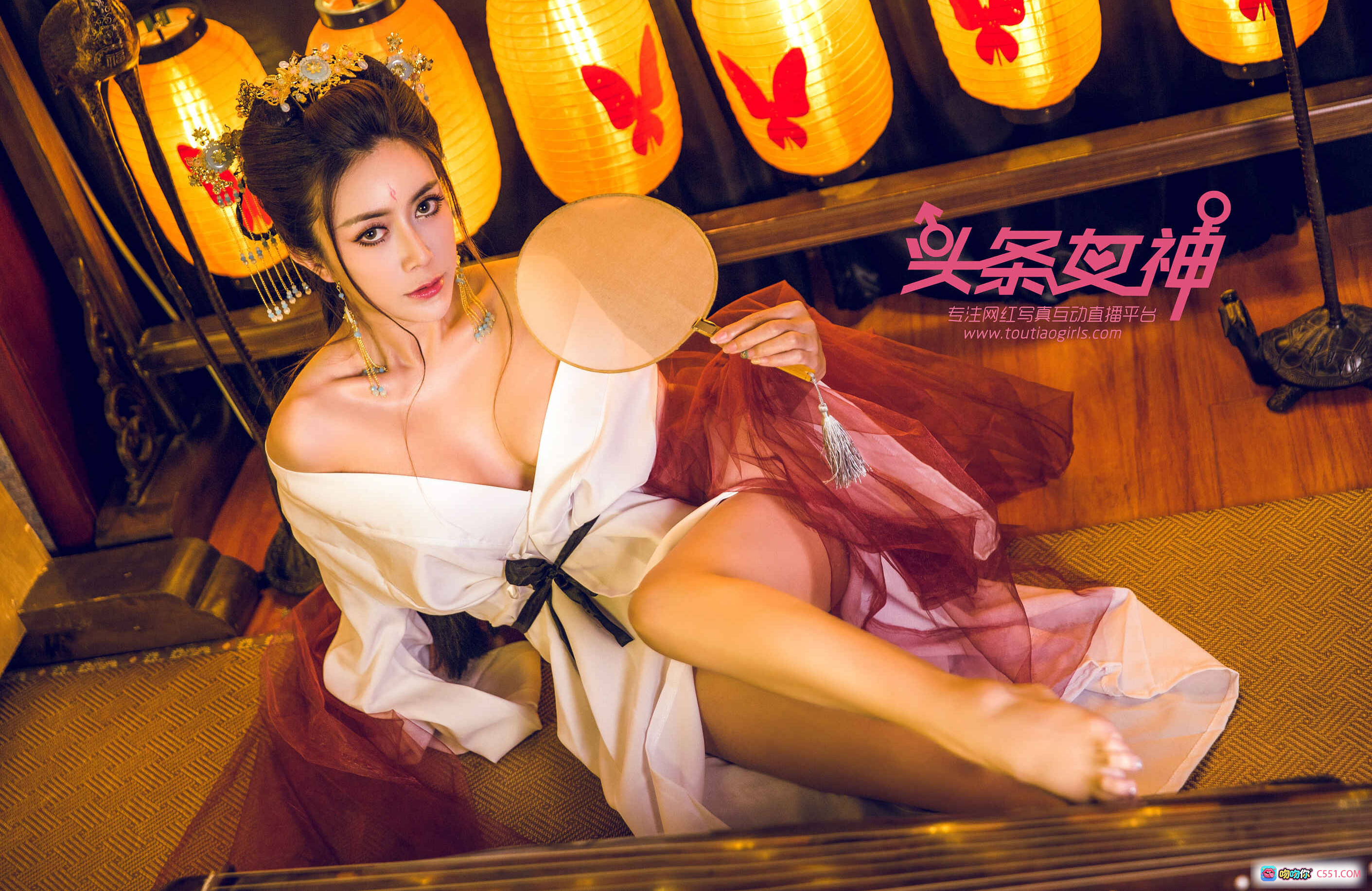 图片[2] - 头条女神萱宸古风写真：当代女帝造型，汉服古筝演奏，红纱白袍配灯笼背景，典雅东方美学大片 - 就要吻
