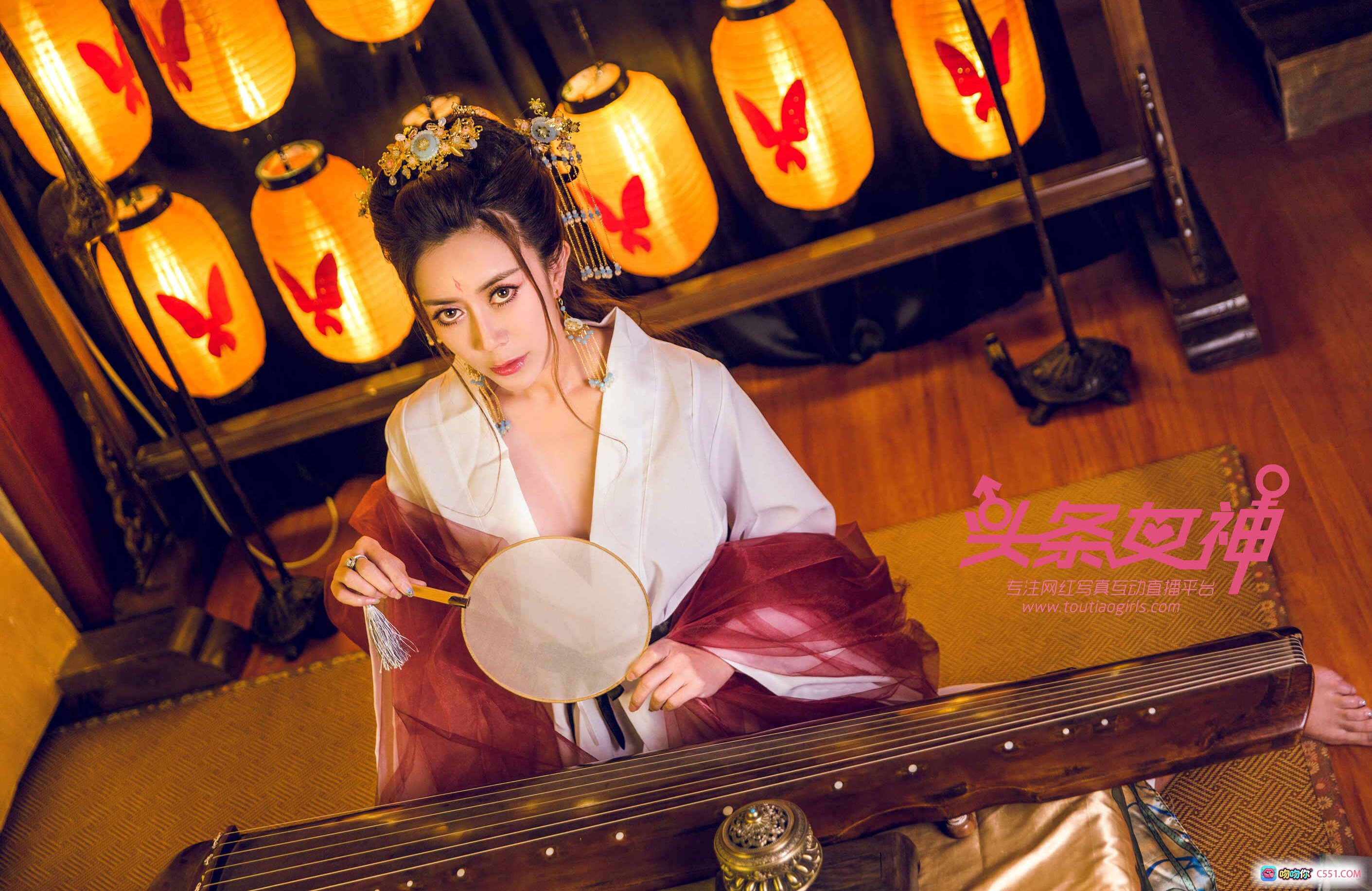 图片[7] - 头条女神萱宸古风写真：当代女帝造型，汉服古筝演奏，红纱白袍配灯笼背景，典雅东方美学大片 - 就要吻