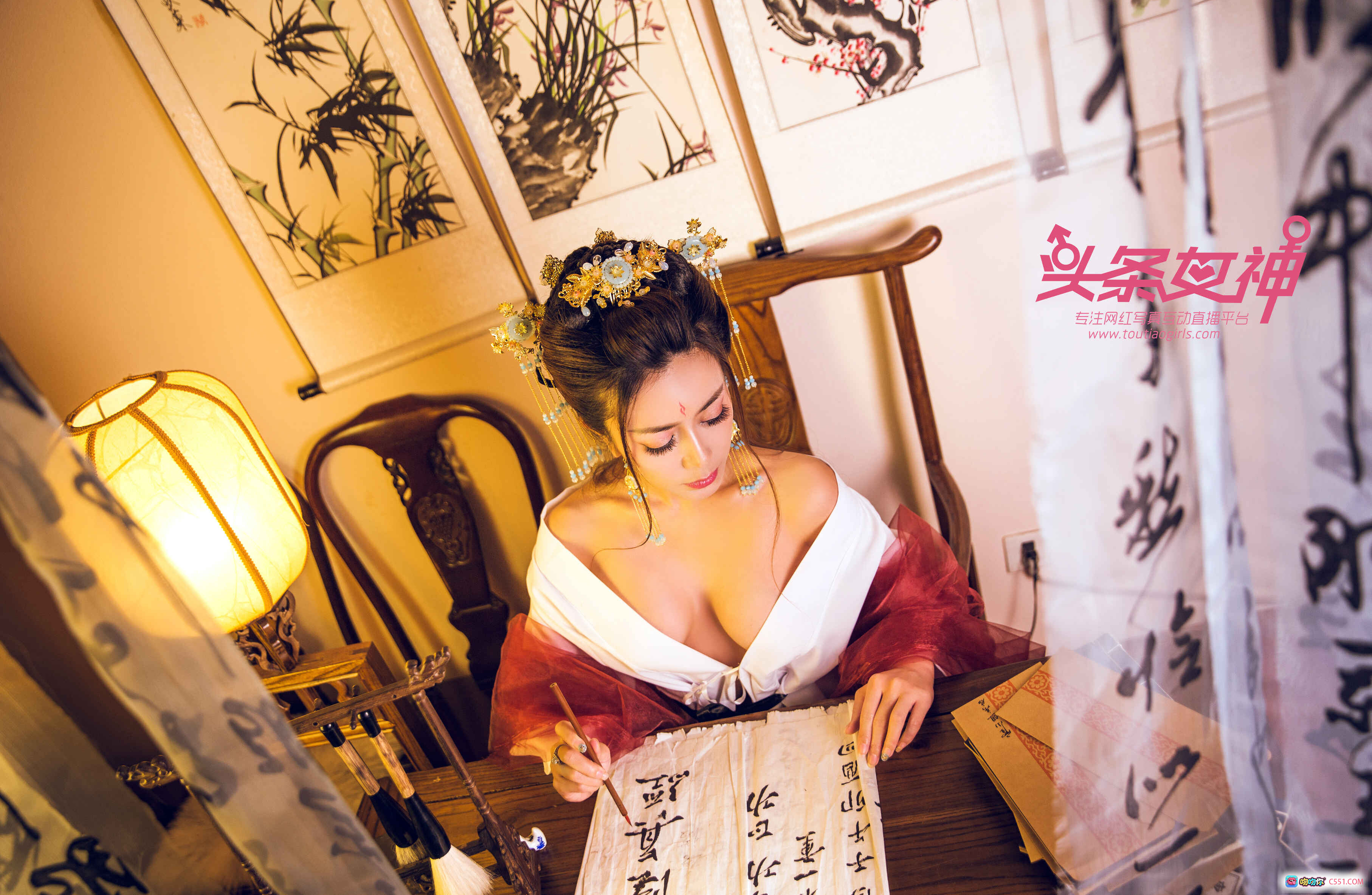 图片[10] - 头条女神萱宸古风写真：当代女帝造型，汉服古筝演奏，红纱白袍配灯笼背景，典雅东方美学大片 - 就要吻