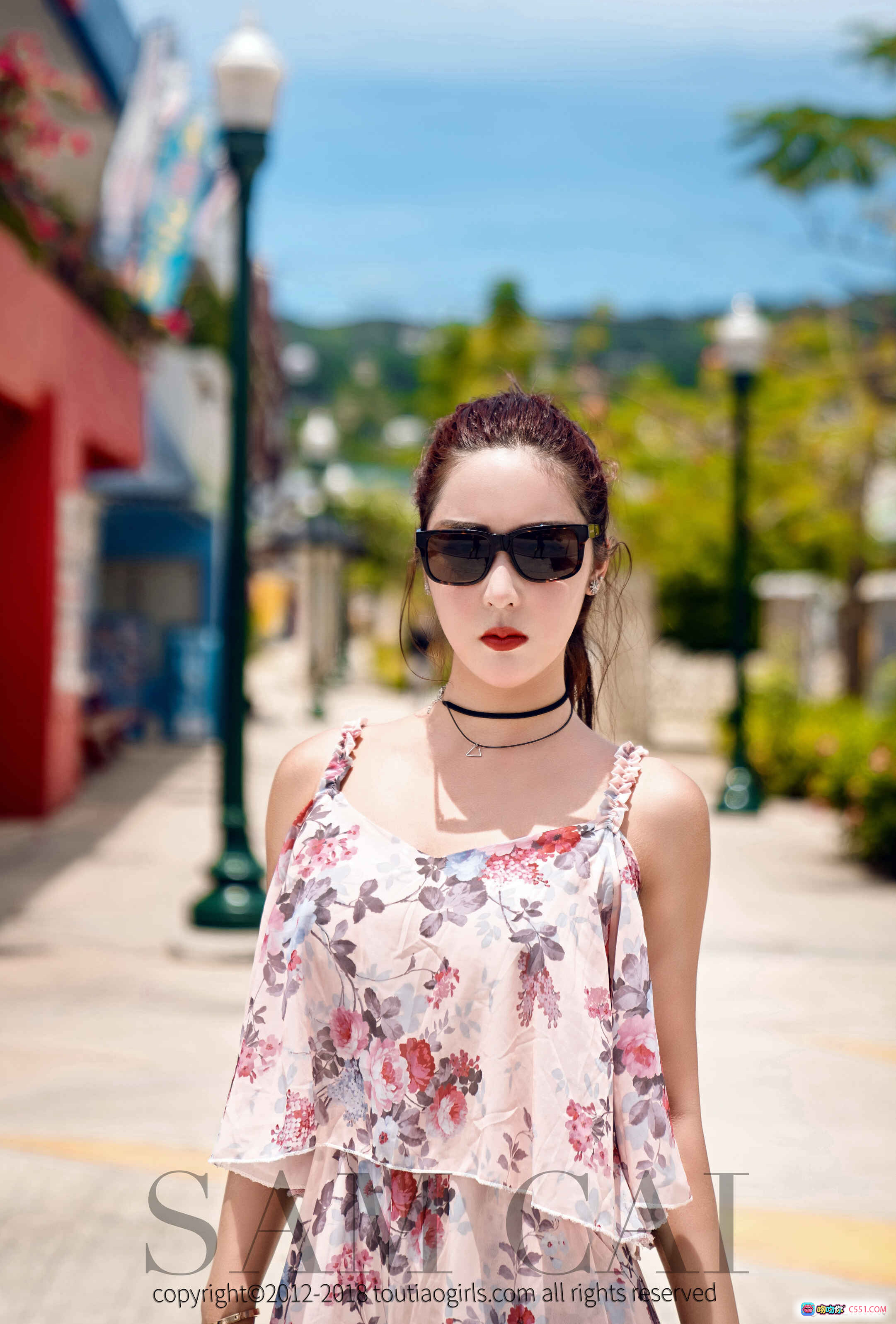 图片[10] - 塞班风情蔡楠写真 | 花纹连体裤街拍 | TouTiao头条女神2018春夏时尚造型 - 就要吻