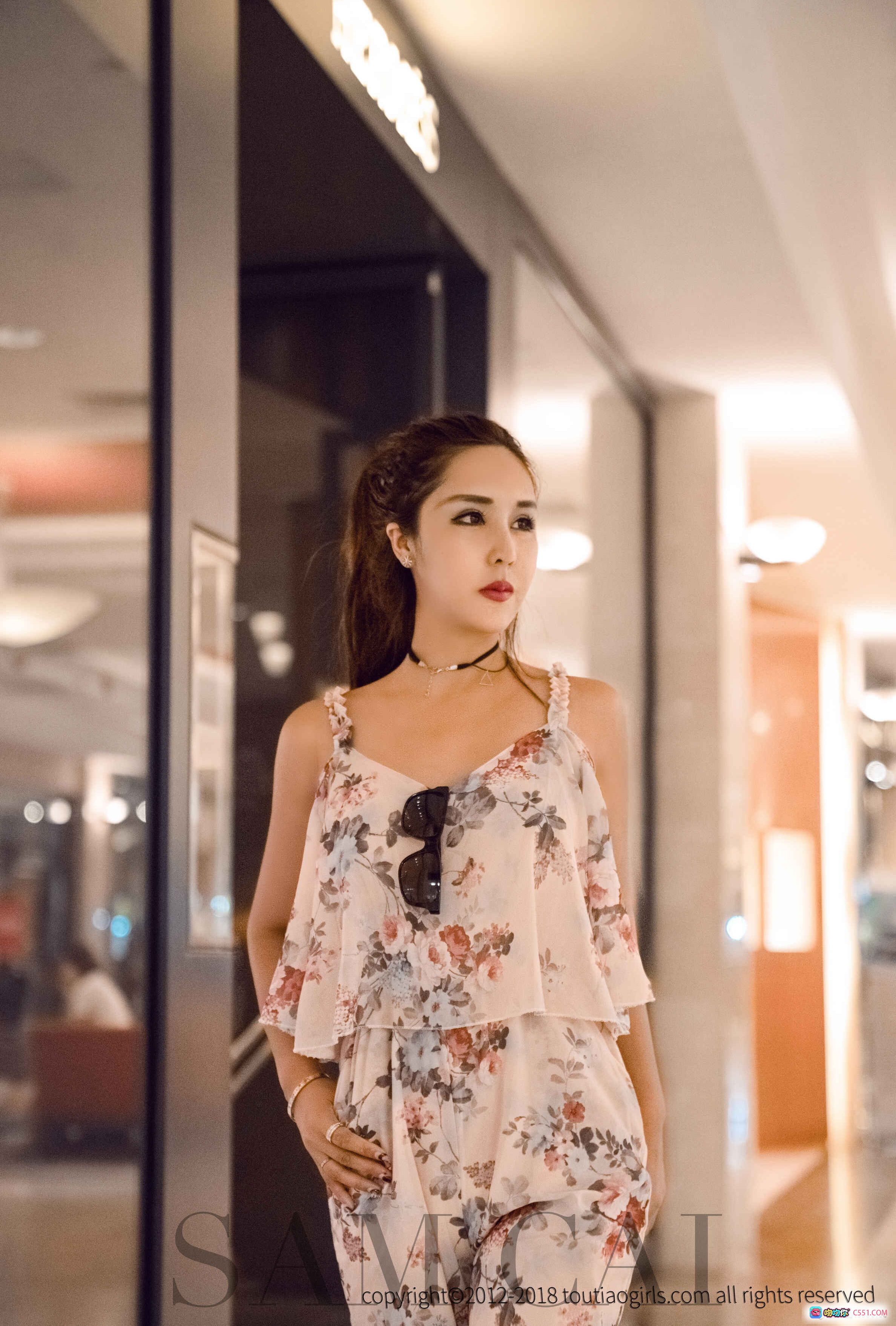 图片[2] - 塞班风情蔡楠写真 | 花纹连体裤街拍 | TouTiao头条女神2018春夏时尚造型 - 就要吻