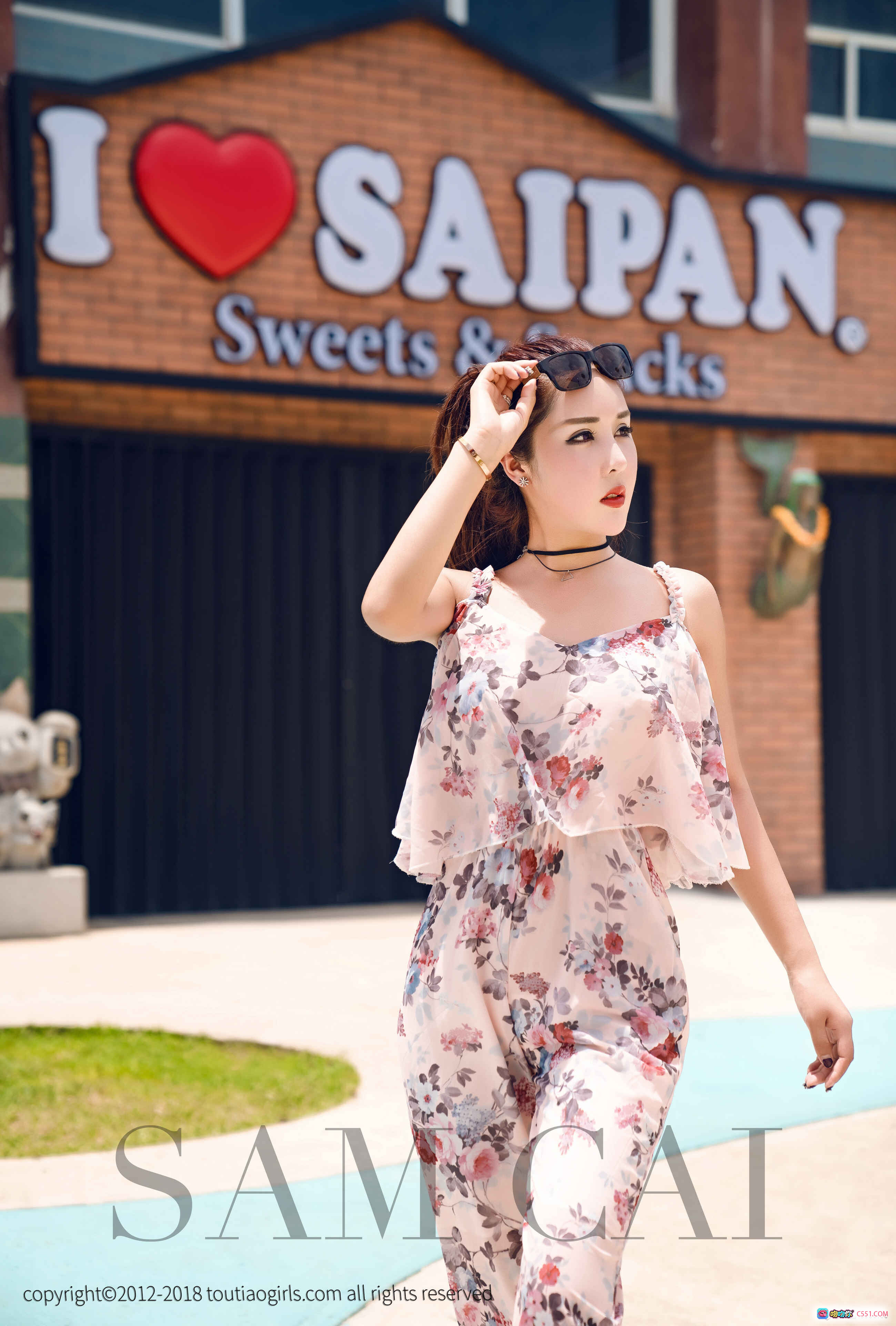 塞班风情蔡楠写真 | 花纹连体裤街拍 | TouTiao头条女神2018春夏时尚造型 - 就要吻