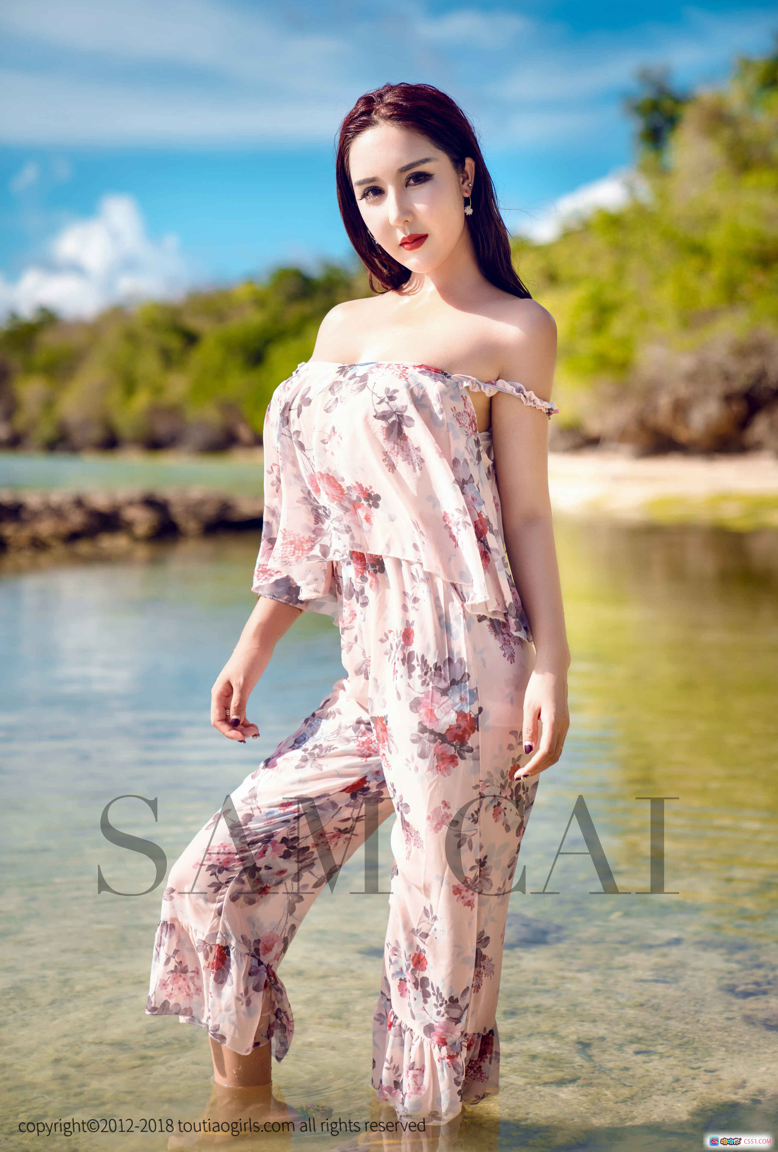 图片[9] - 塞班风情蔡楠写真 | 花纹连体裤街拍 | TouTiao头条女神2018春夏时尚造型 - 就要吻