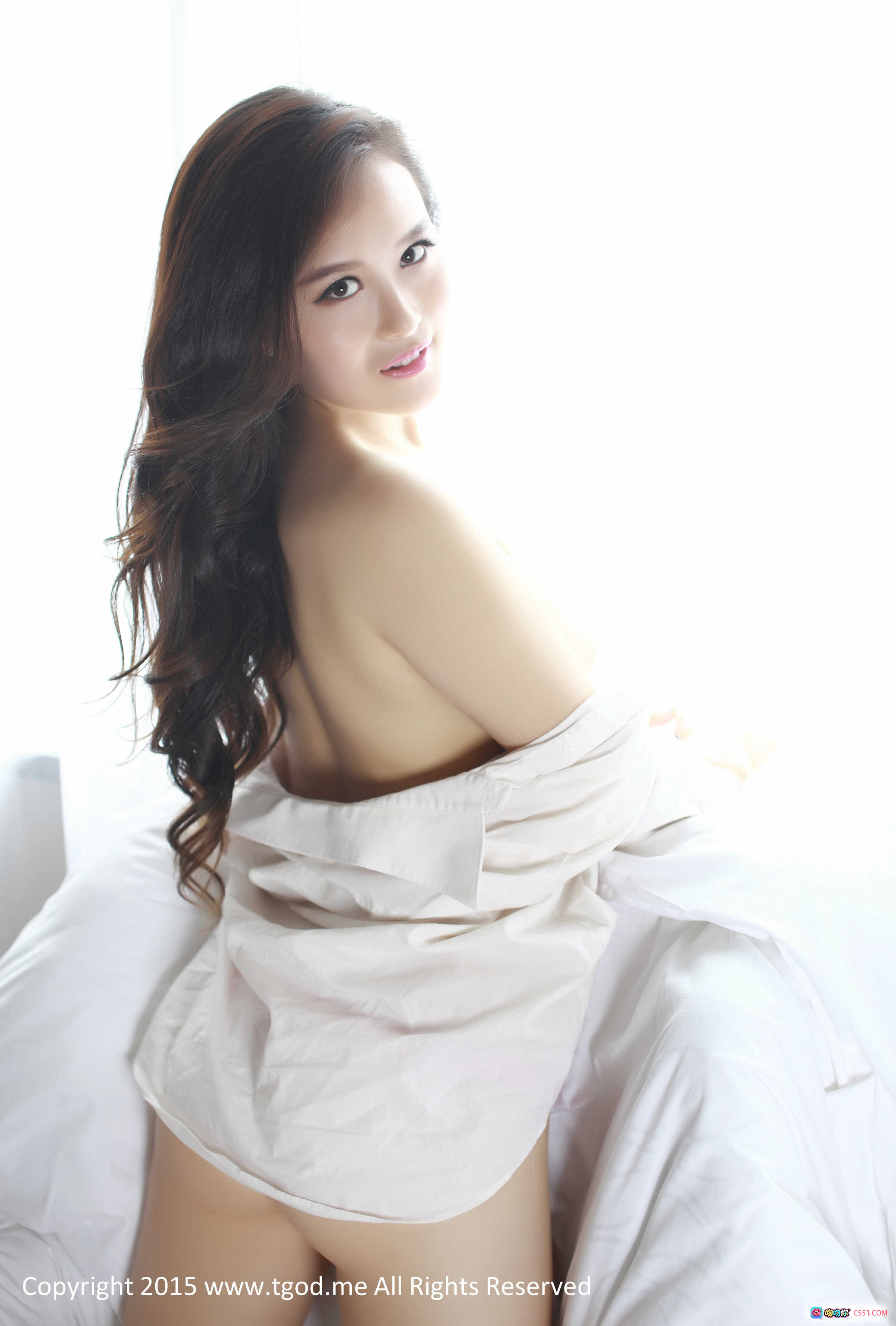 图片[2] - 足球宝贝馨艺Baby唯美私房写真 白衬衫性感坐姿 床上透明气球诱惑 2015经典高清图集 - 就要吻