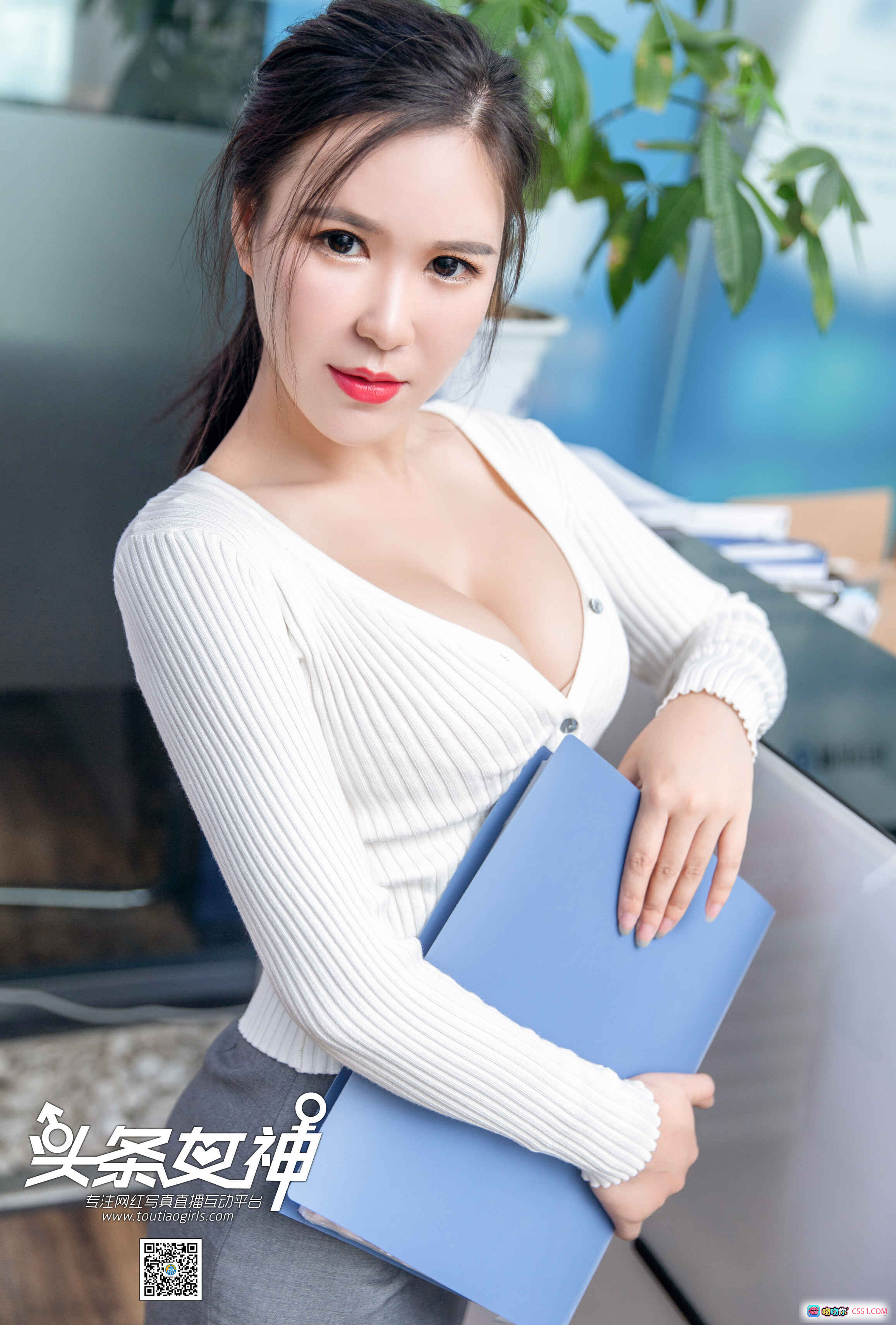 图片[8] - 王紫琳OL职场写真 | 白色深V针织衫+灰色短裙 | 办公室性感女神 | 头条女神2018精选图集 - 就要吻