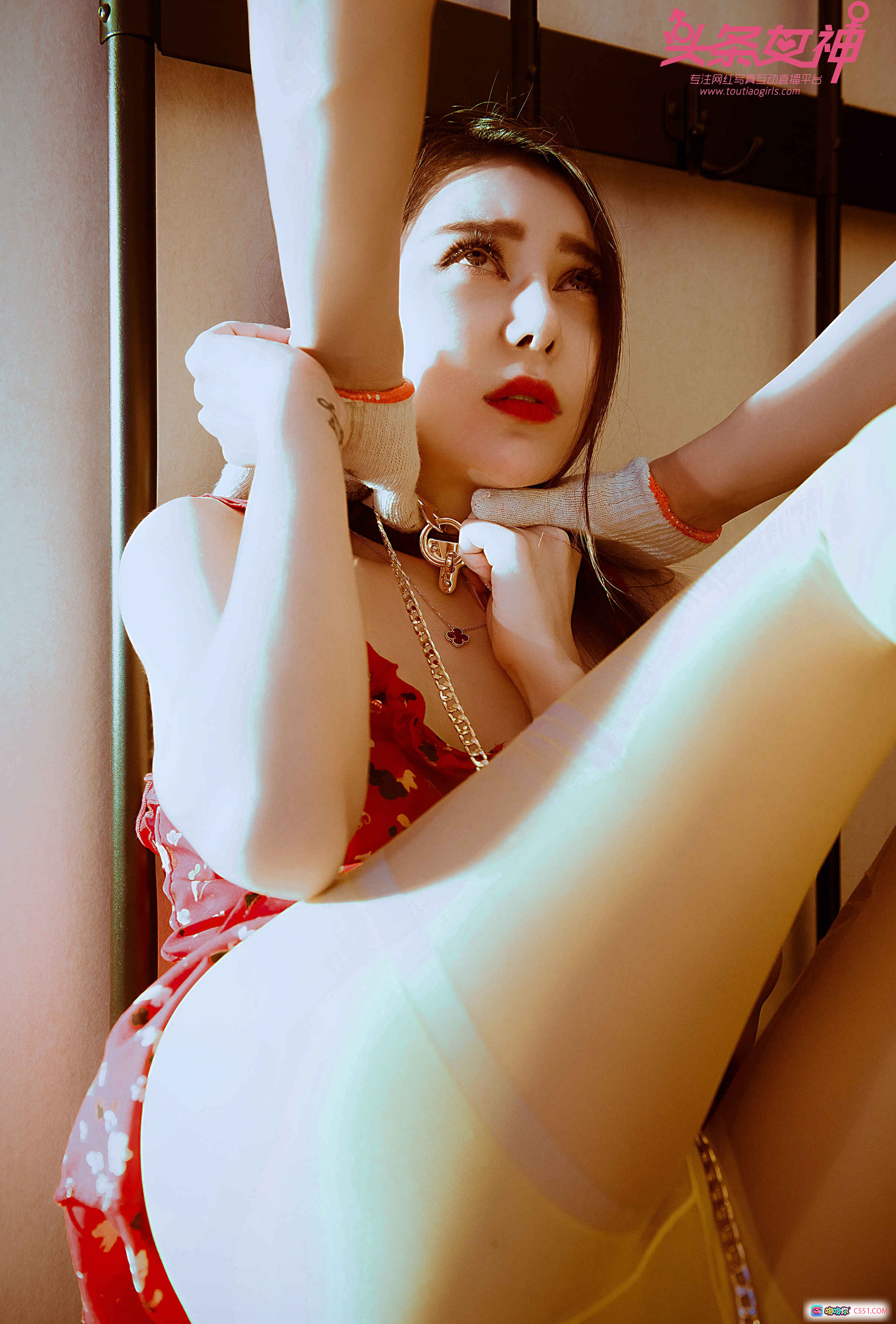 图片[6] - 头条女神红裙性感写真｜第五人格主题走廊美拍｜高跟长腿诱惑｜2018年5月3日46P高清图集 - 就要吻