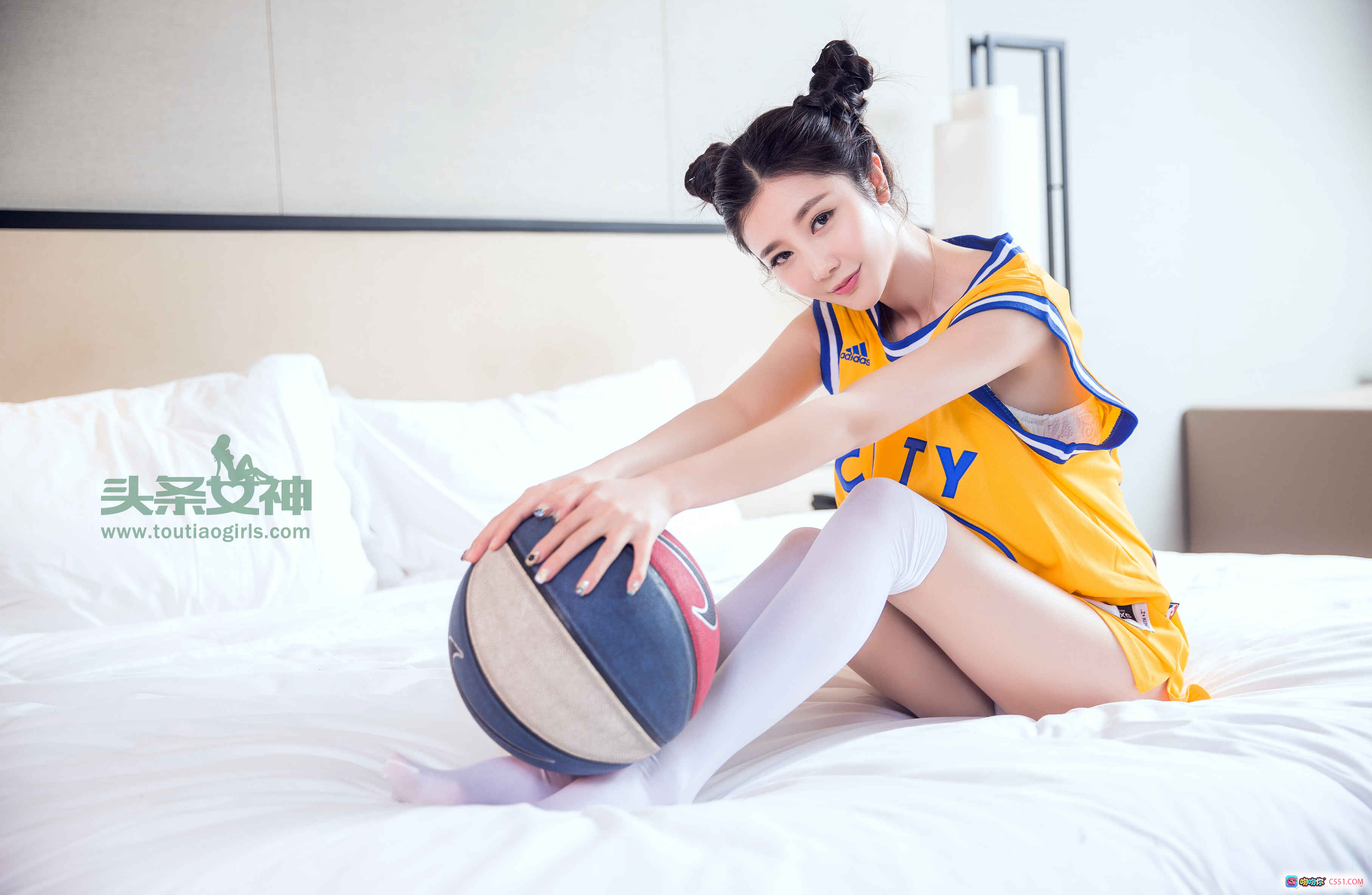 图片[3] - 苏凉篮球少女写真｜黄色球衣白丝袜床照｜头条女神2017年4月15日特辑 - 就要吻