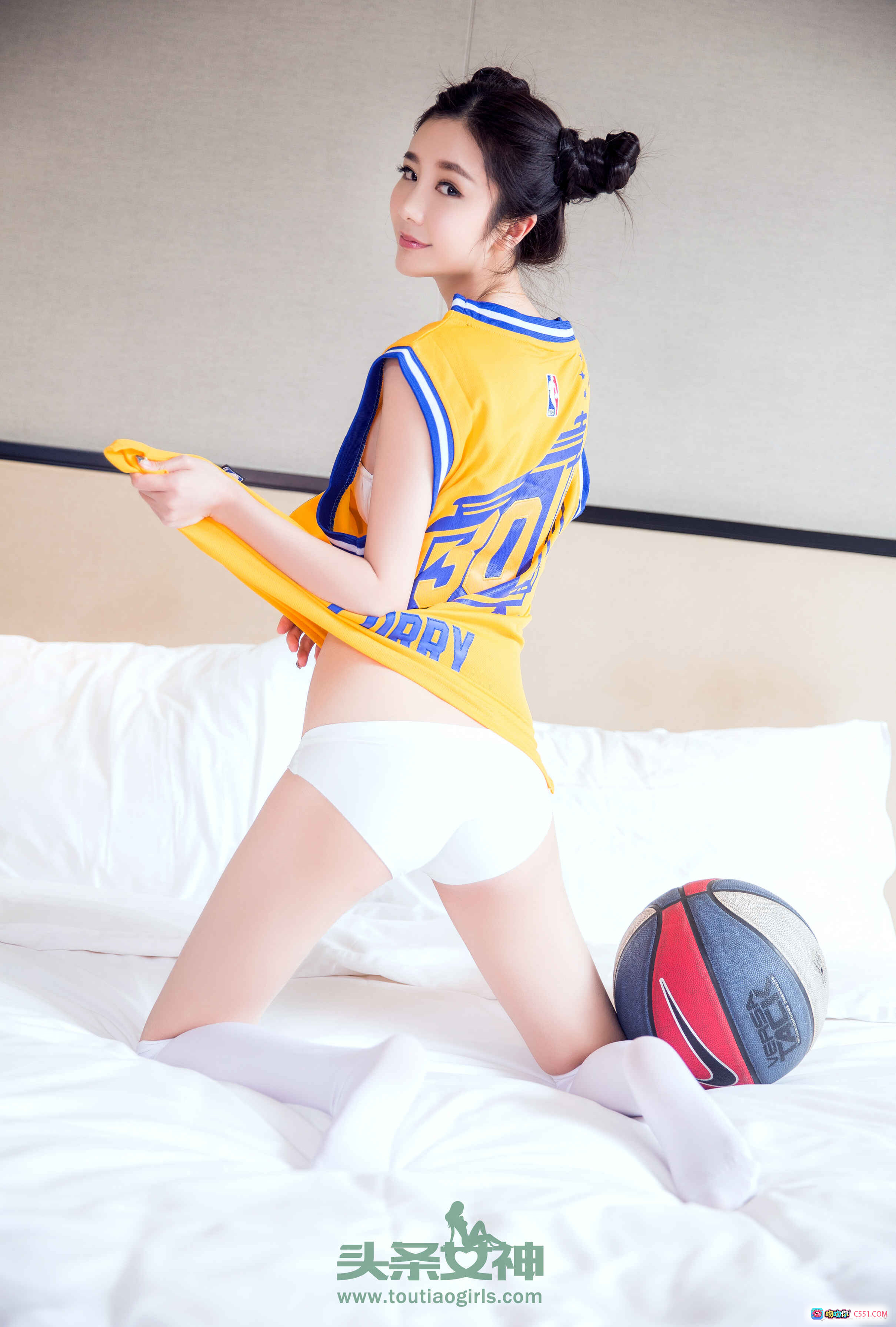 图片[4] - 苏凉篮球少女写真｜黄色球衣白丝袜床照｜头条女神2017年4月15日特辑 - 就要吻