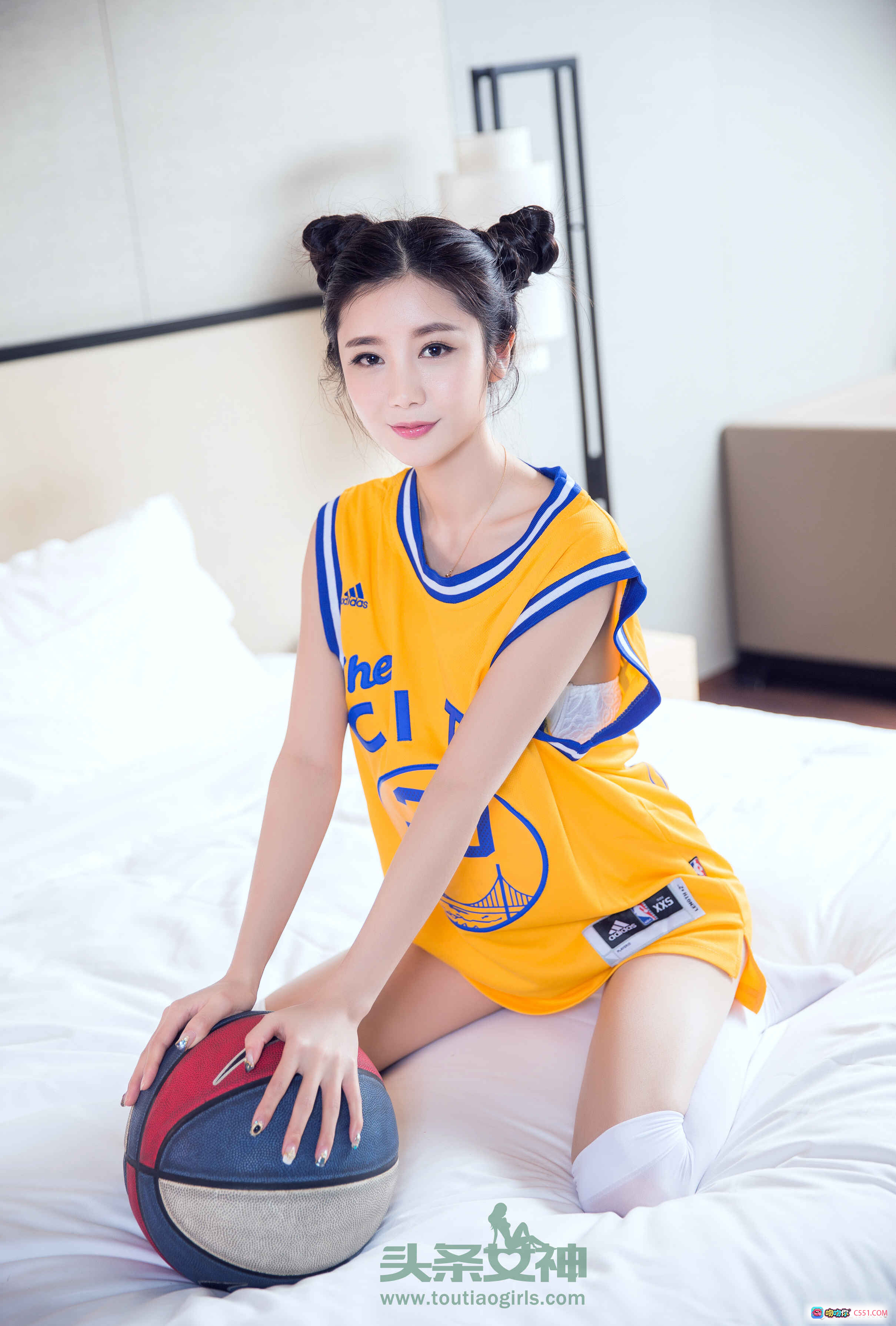 图片[5] - 苏凉篮球少女写真｜黄色球衣白丝袜床照｜头条女神2017年4月15日特辑 - 就要吻