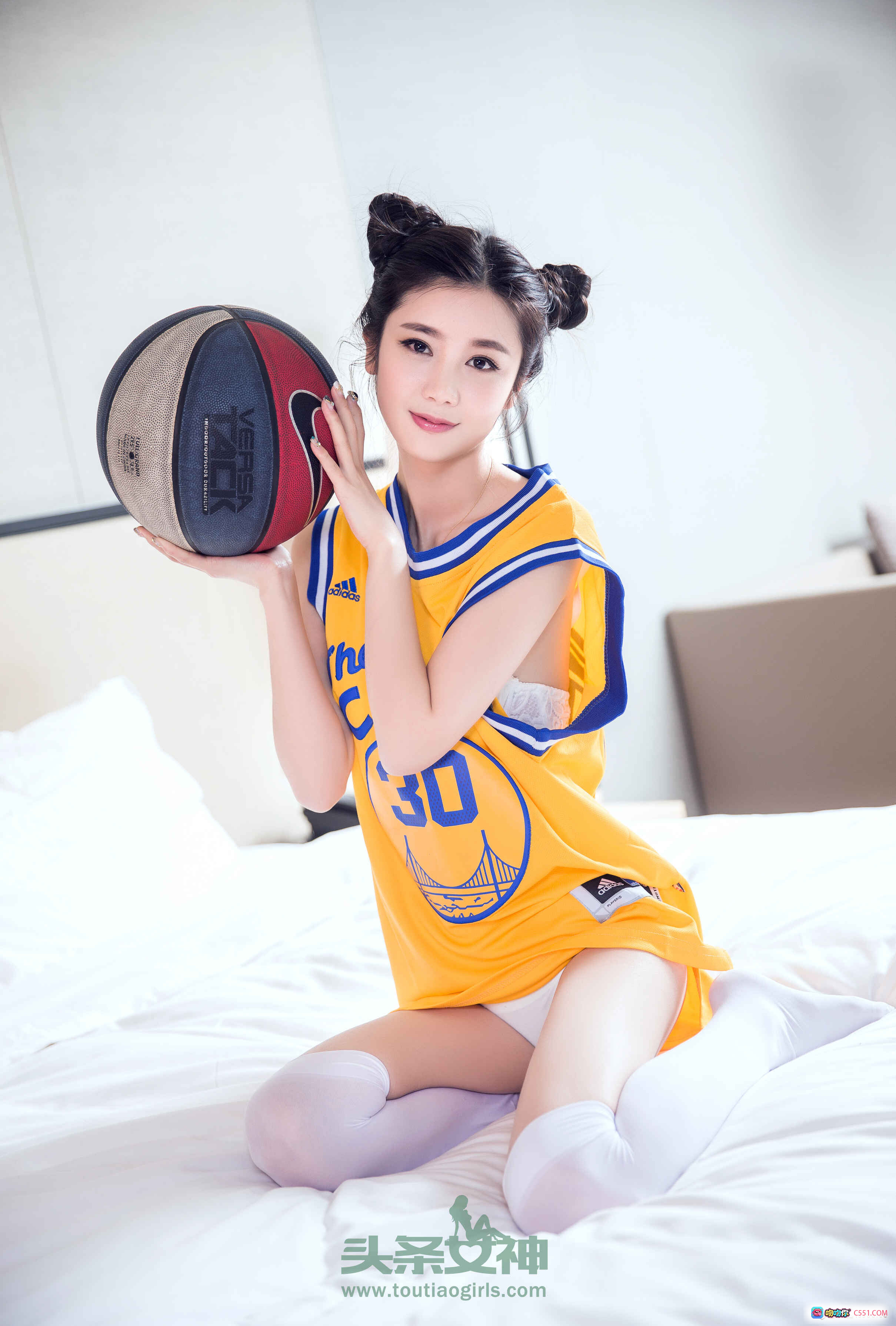 图片[9] - 苏凉篮球少女写真｜黄色球衣白丝袜床照｜头条女神2017年4月15日特辑 - 就要吻