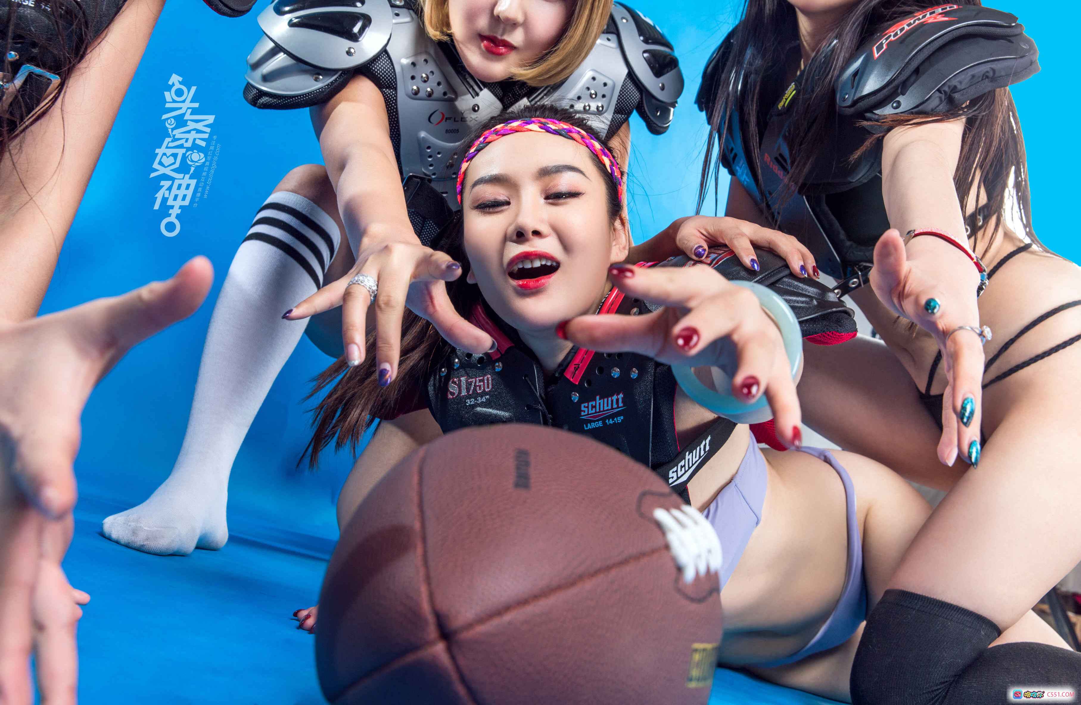 图片[4] - 头条女神合体超级碗2018.02.03 美女橄榄球装备写真 橙色比基尼+护肩+美腿特写 蓝色背景时尚大片 - 就要吻