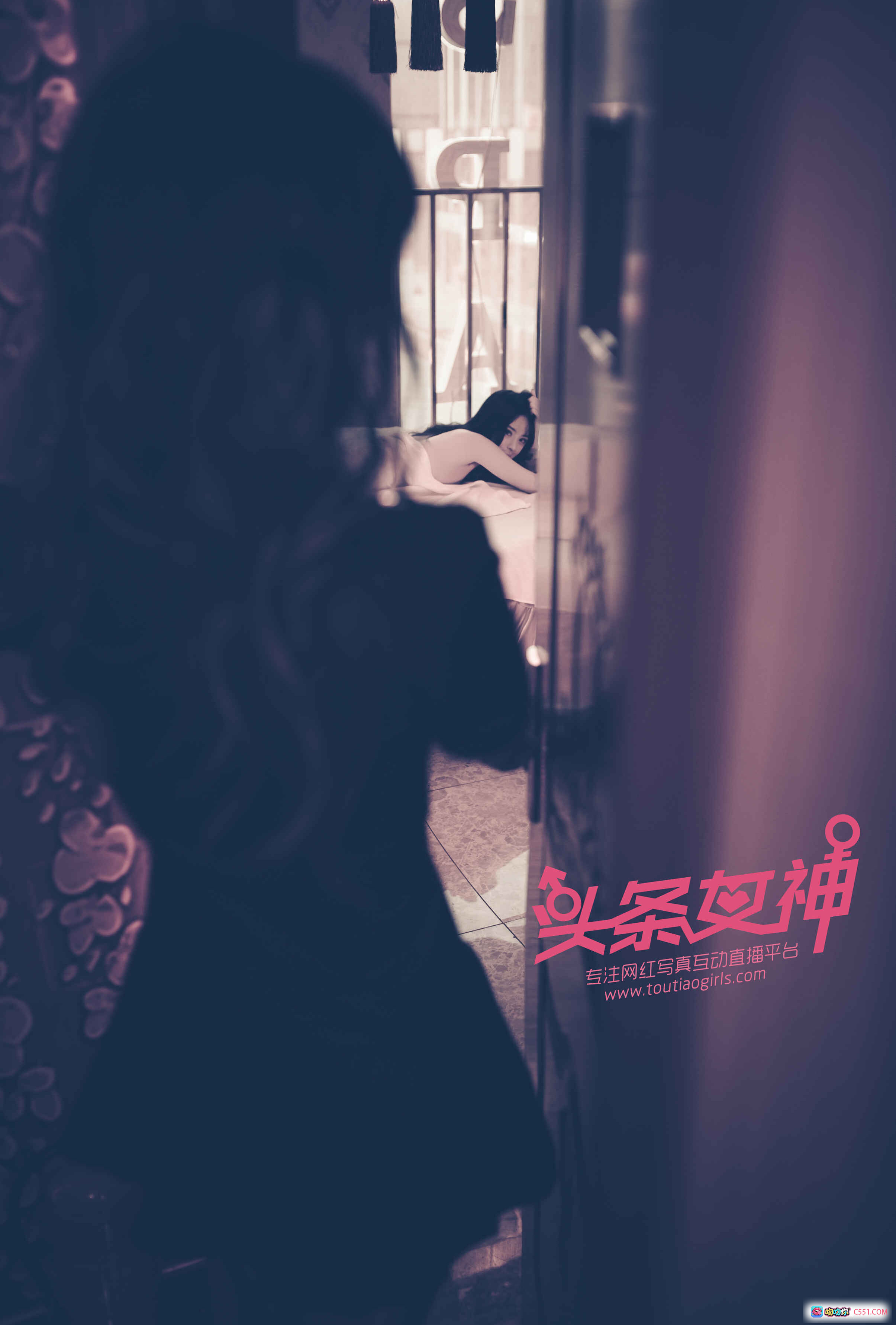 图片[9] - 周熙妍粉色浴巾写真 | 头条女神2018精选 | 水铂宫刺绣细节 | 温柔光影氛围感大片 - 就要吻