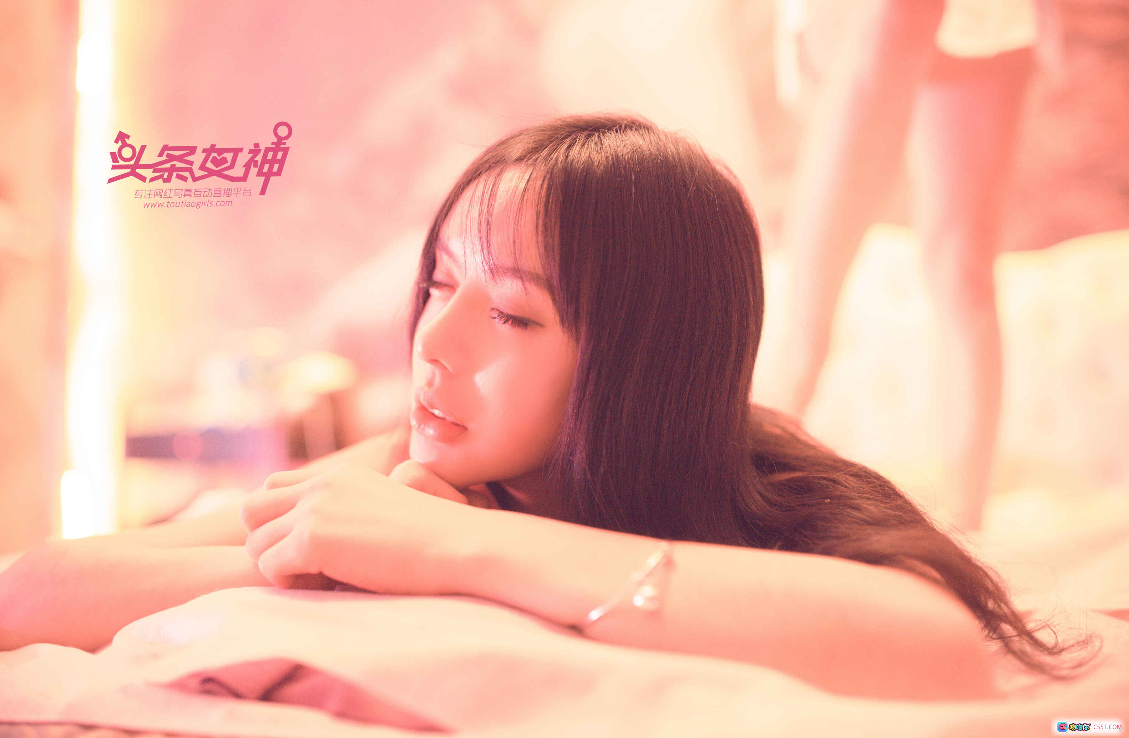 图片[6] - 周熙妍粉色浴巾写真 | 头条女神2018精选 | 水铂宫刺绣细节 | 温柔光影氛围感大片 - 就要吻