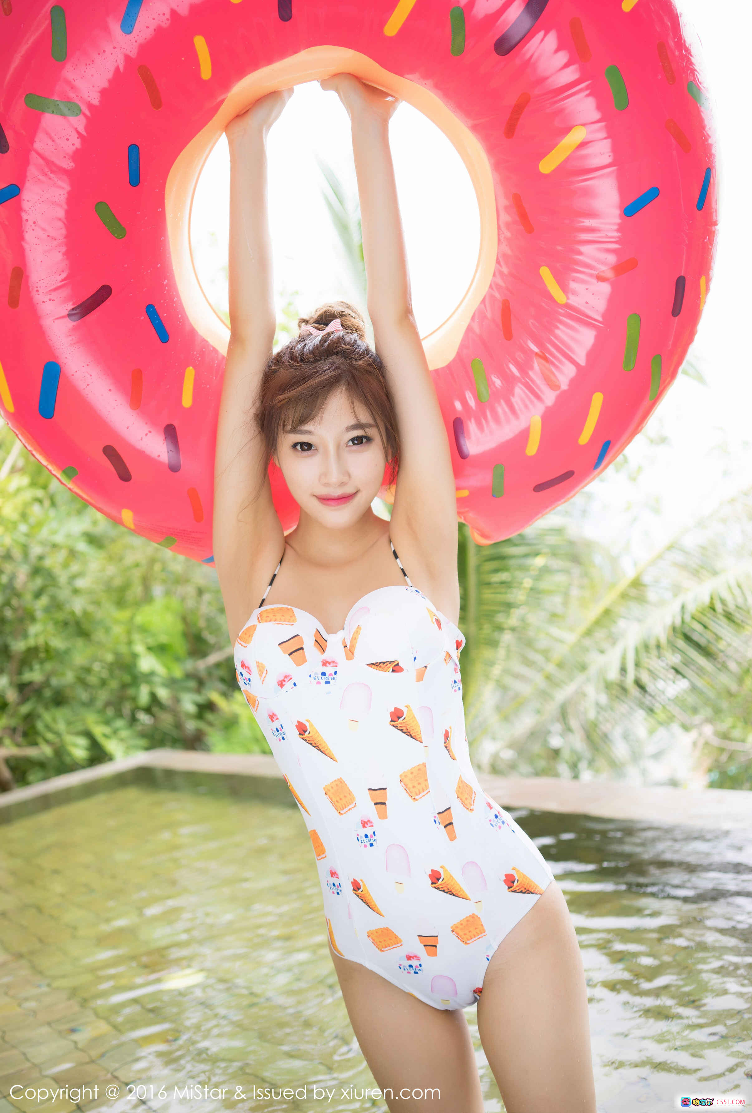 图片[2] - MiStar糖心CC黑丝美腿高跟性感写真_2016 Vol.142户外绿植背景时尚大片 - 就要吻