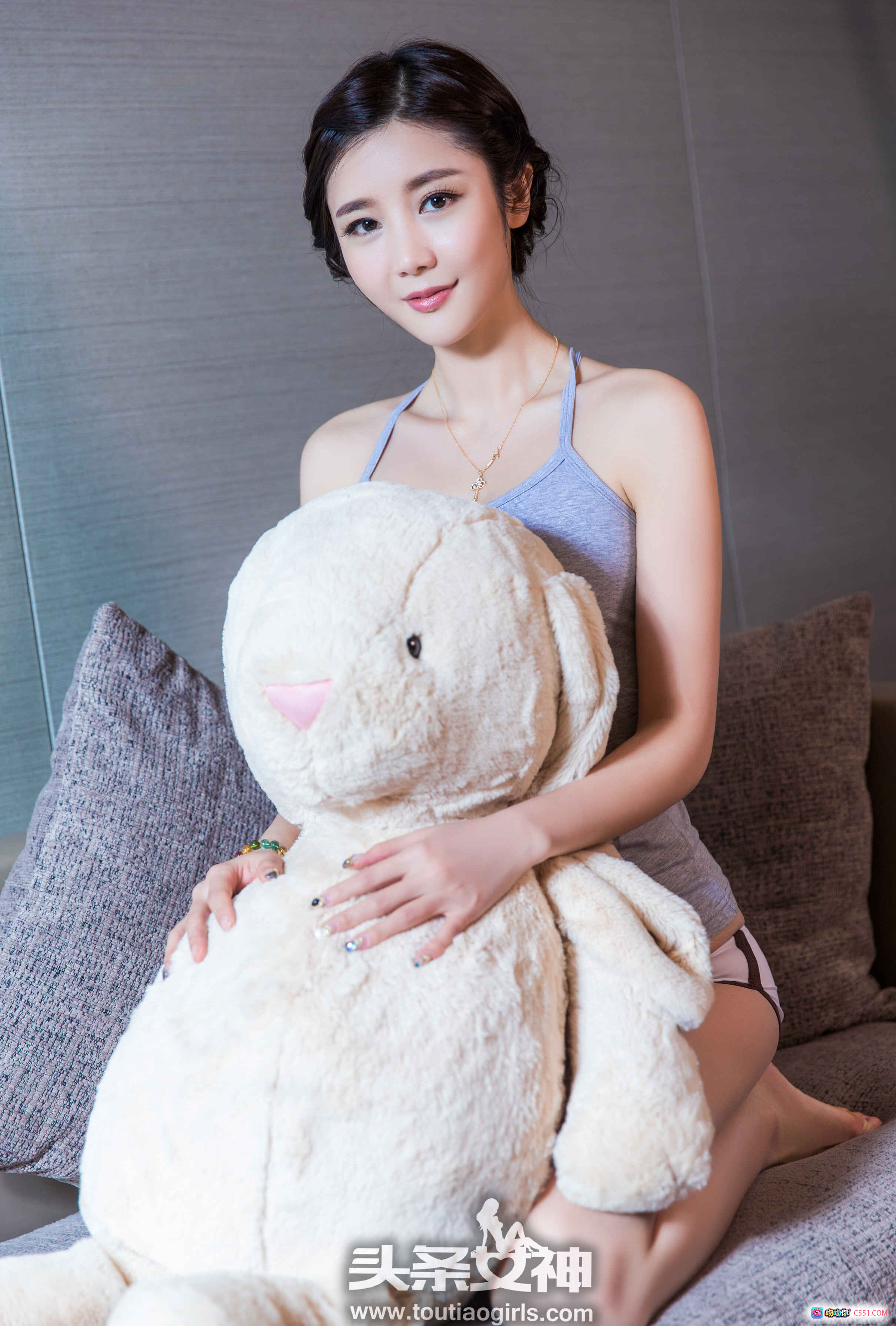 图片[3] - 头条女神苏凉居家写真：清纯甜美、长腿美足、吊带内衣、木地板温柔坐姿、毛绒玩具相伴 - 就要吻