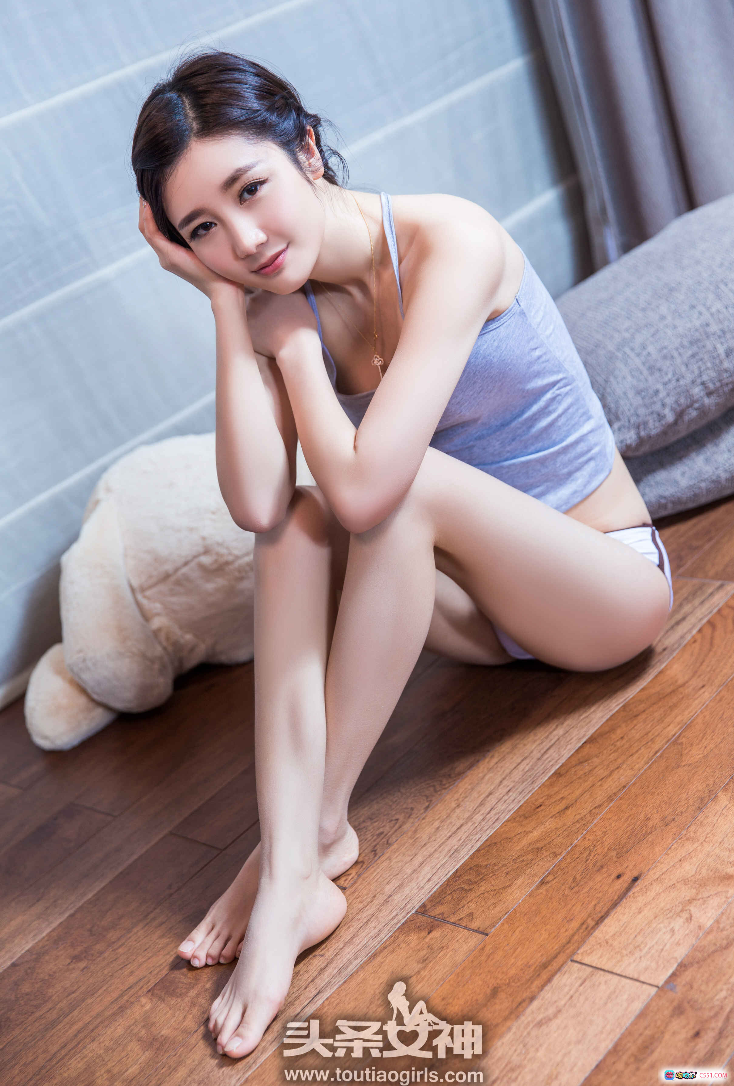 图片[4] - 头条女神苏凉居家写真：清纯甜美、长腿美足、吊带内衣、木地板温柔坐姿、毛绒玩具相伴 - 就要吻