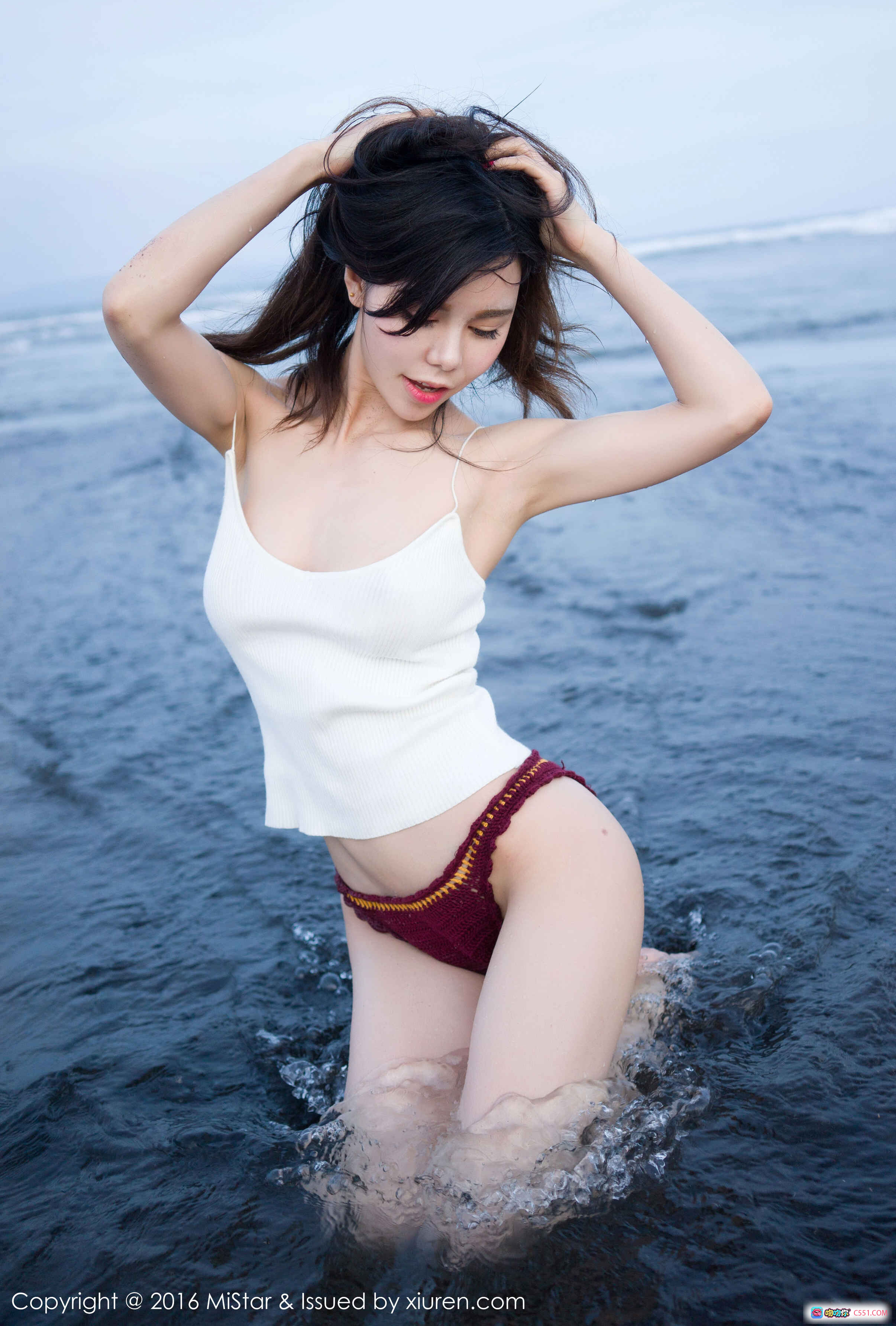 图片[4] - 沈佳熹海边写真 | 白色泳衣红边比基尼 | 黑沙滩漂木背景 | MiStar VOL.125 2016高清美图 - 就要吻