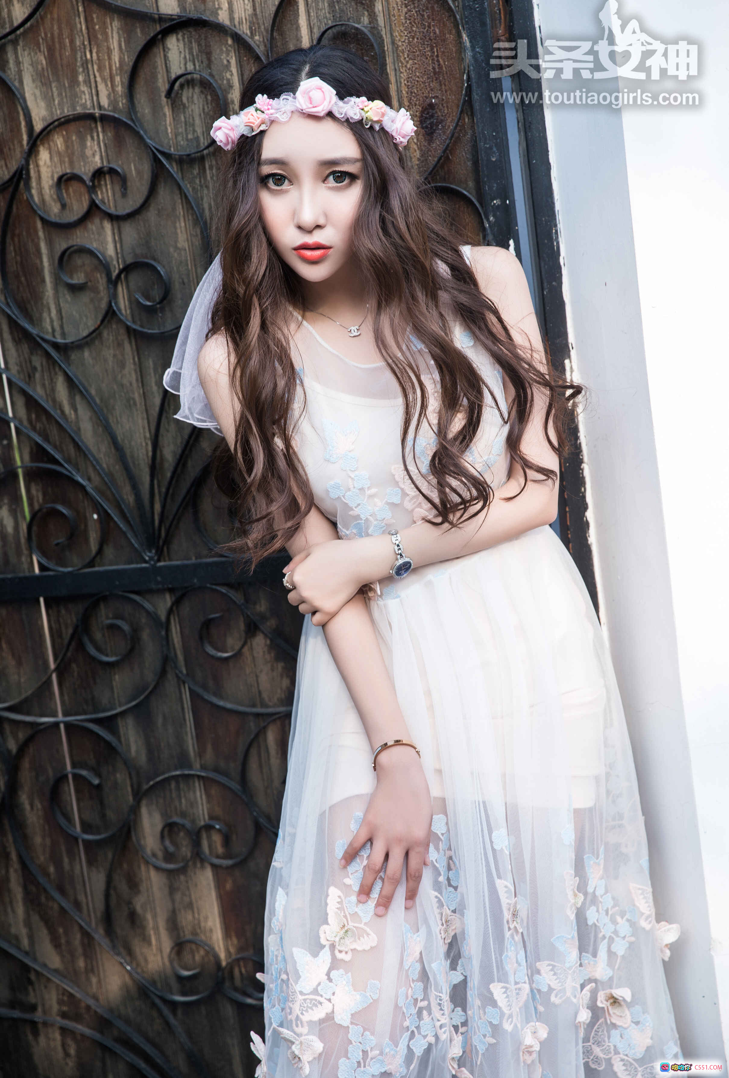 图片[7] - 李梓熙白色蕾丝长裙花环头饰户外教堂草坪写真 – 头条女神2017.08.06优雅仙气风 - 就要吻