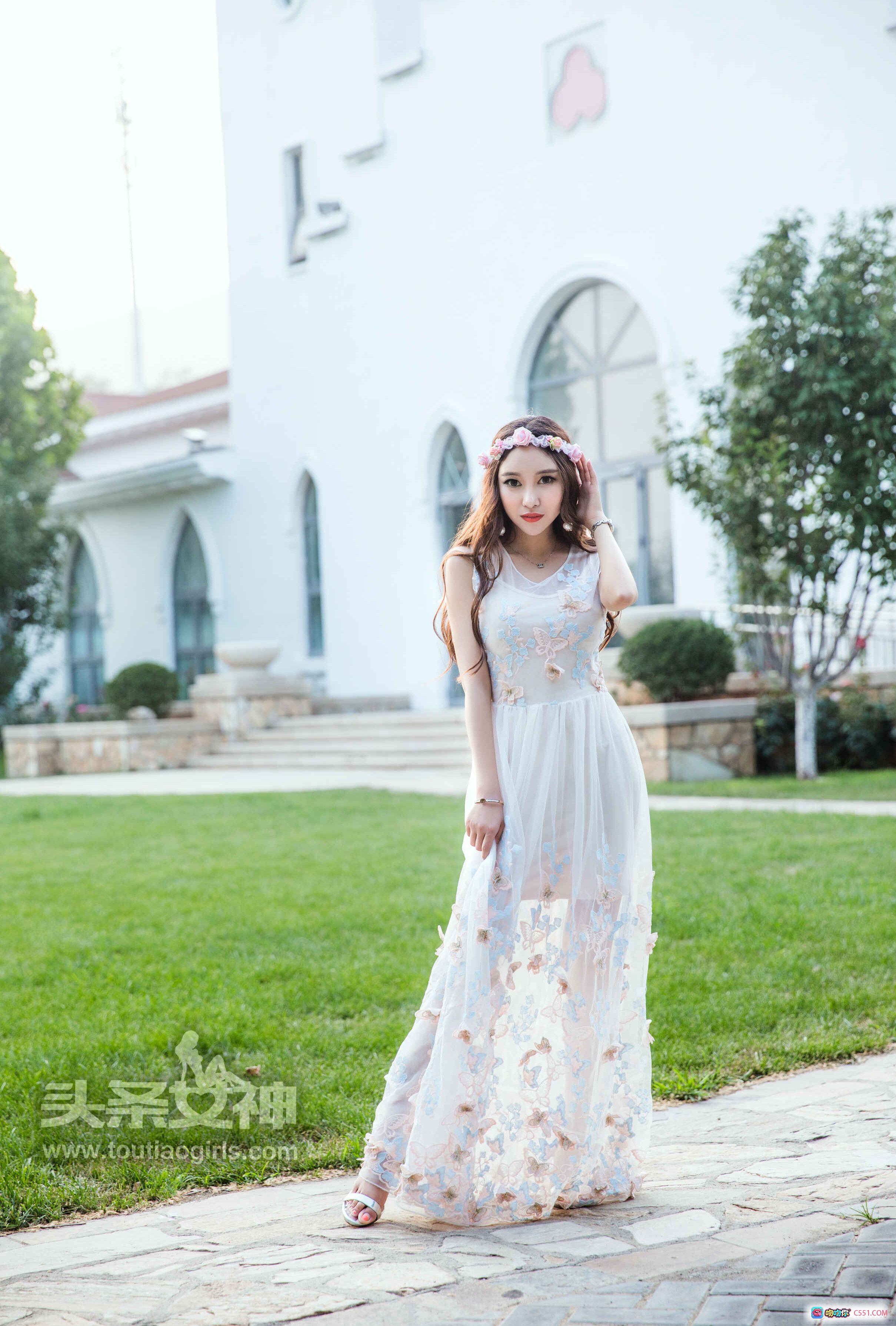 李梓熙白色蕾丝长裙花环头饰户外教堂草坪写真 - 头条女神2017.08.06优雅仙气风 - 就要吻