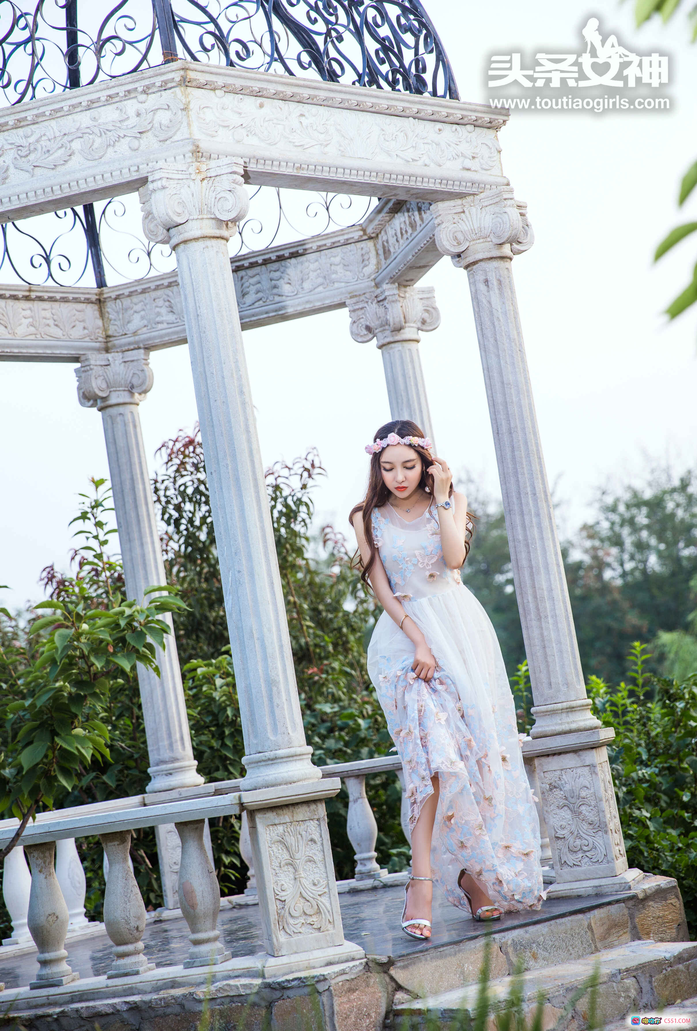 图片[4] - 李梓熙白色蕾丝长裙花环头饰户外教堂草坪写真 – 头条女神2017.08.06优雅仙气风 - 就要吻