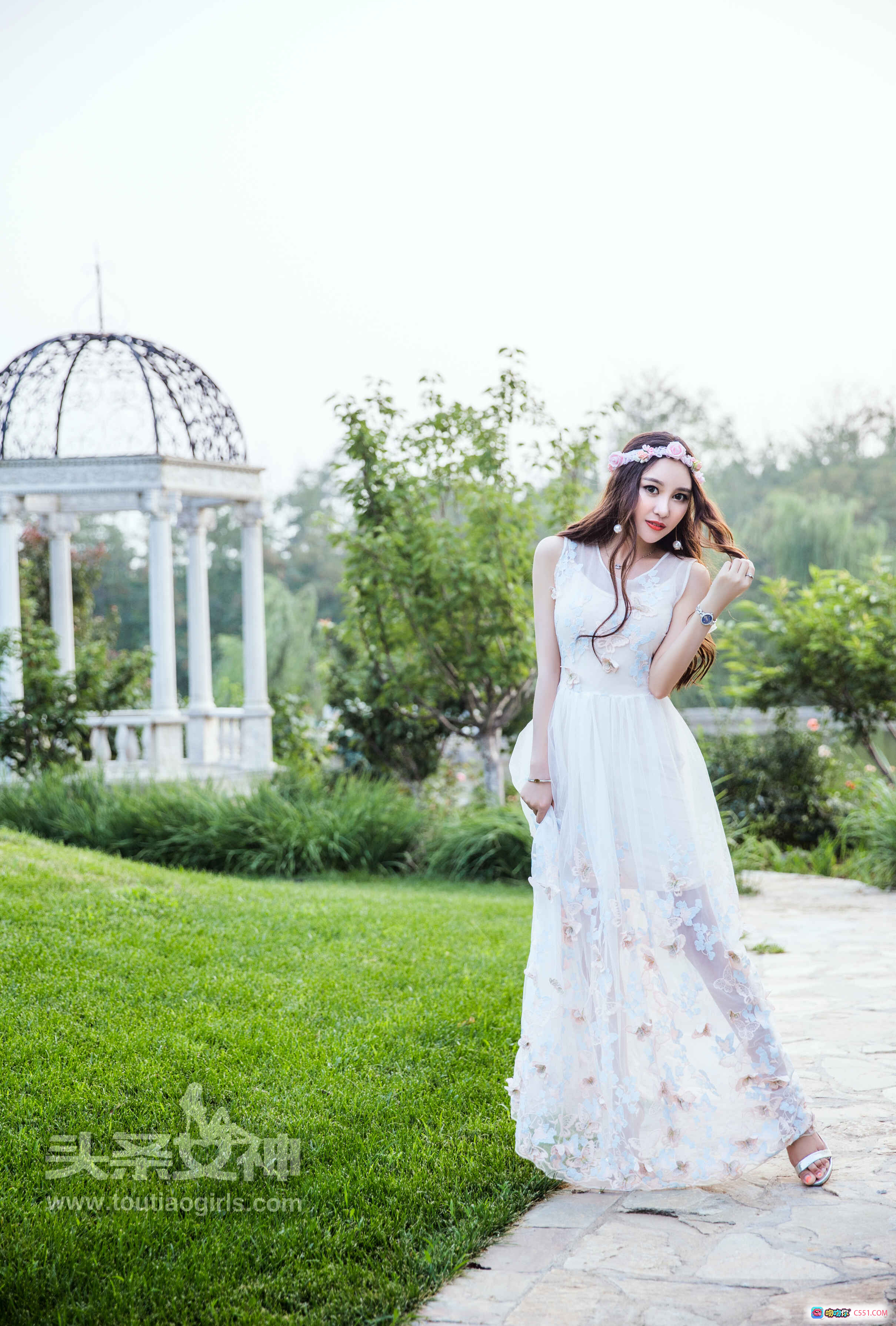 图片[2] - 李梓熙白色蕾丝长裙花环头饰户外教堂草坪写真 – 头条女神2017.08.06优雅仙气风 - 就要吻