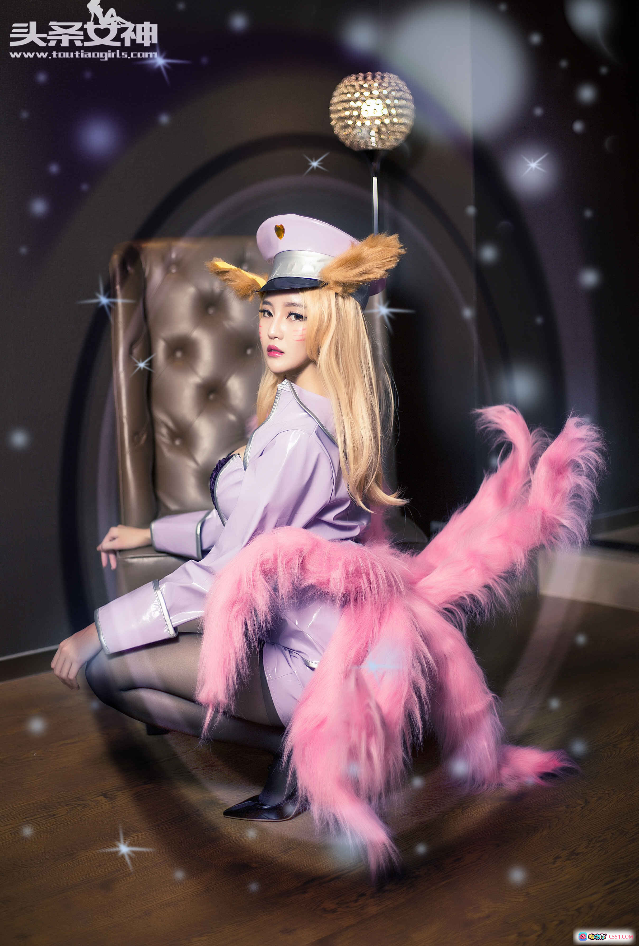 图片[5] - 头条女神文雪LOL阿狸COS写真｜紫色制服+黑丝美腿+粉色毛绒椅+魔法光效 - 就要吻