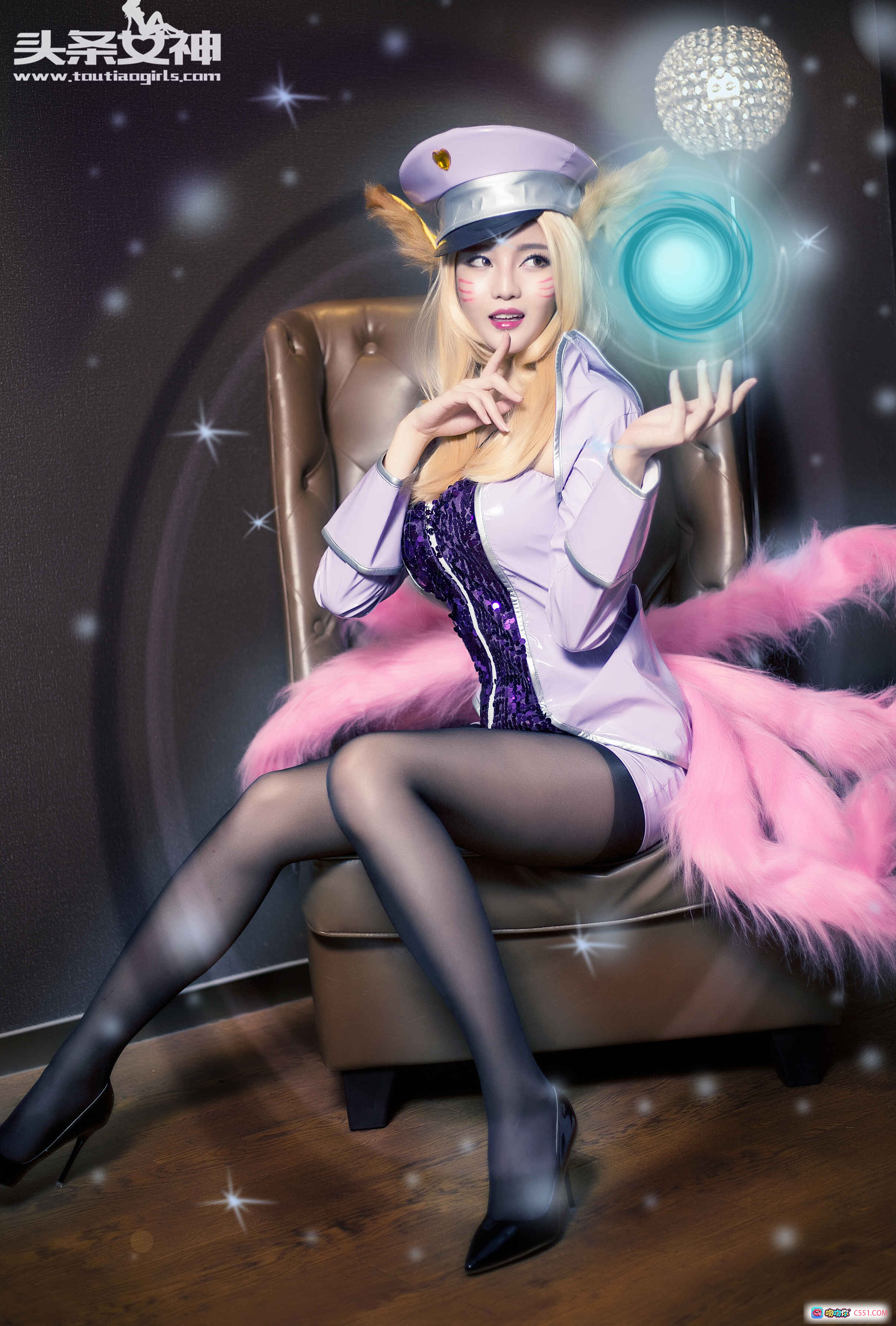 头条女神文雪LOL阿狸COS写真｜紫色制服+黑丝美腿+粉色毛绒椅+魔法光效 - 就要吻